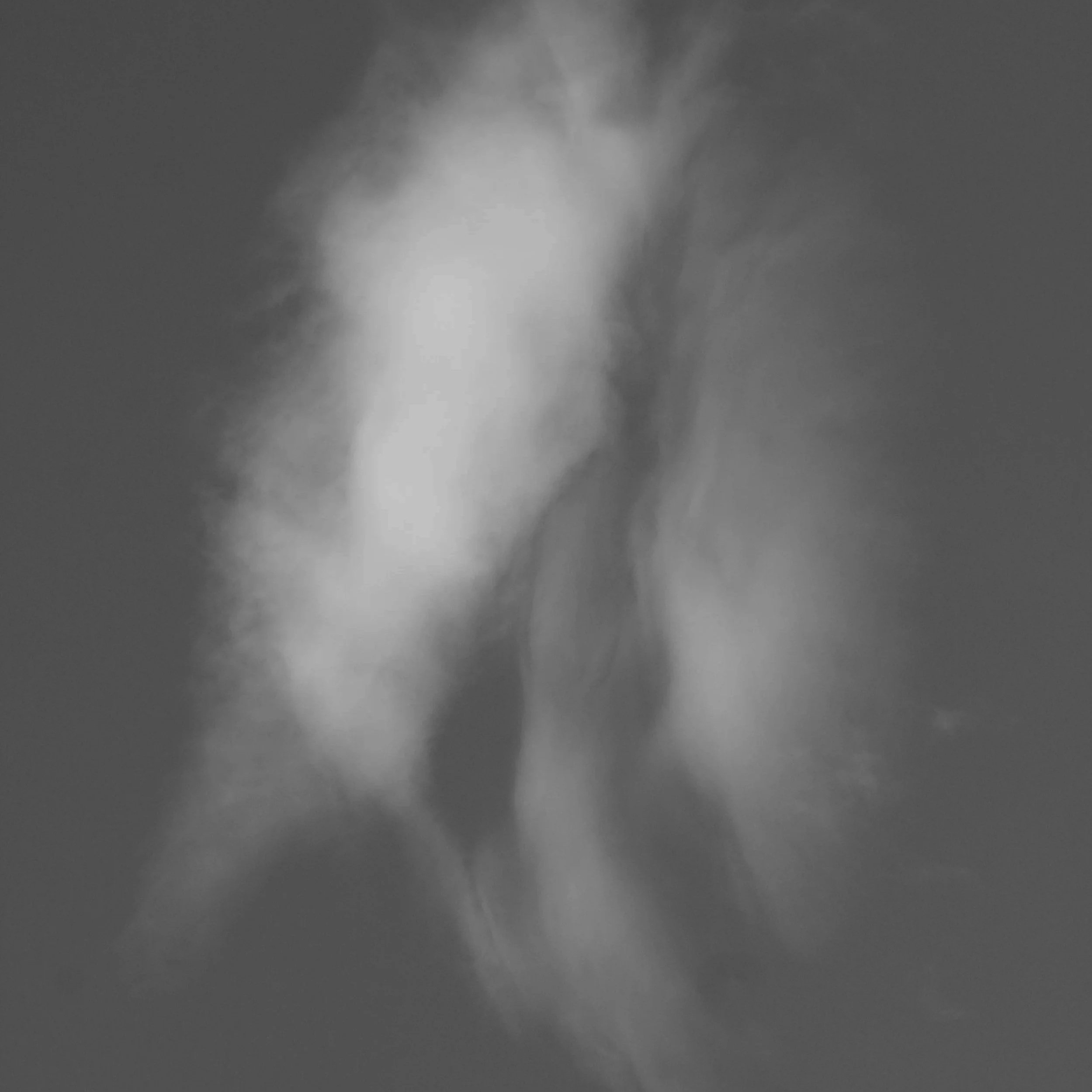 Nubes en el cielo en tonos grises.