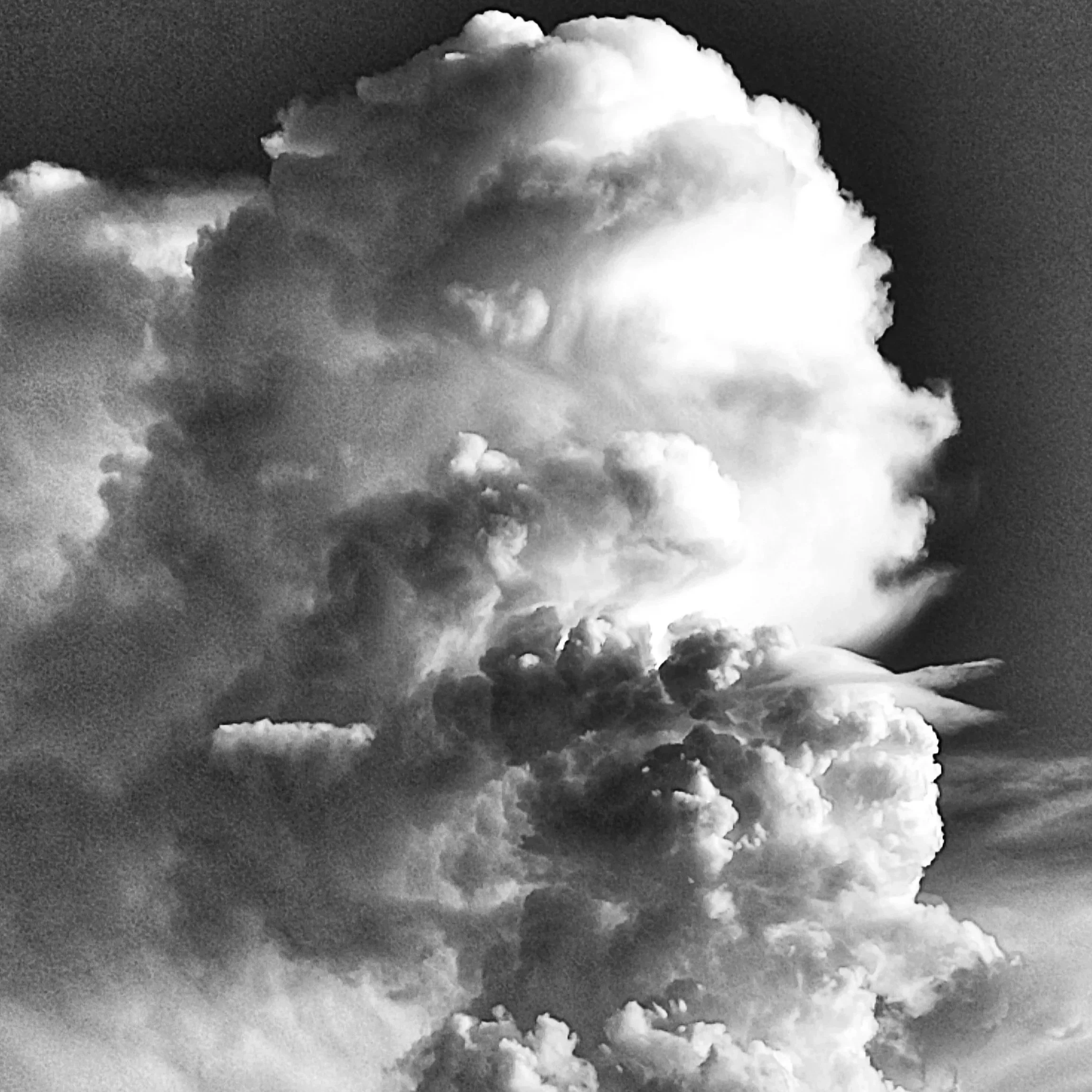 Nube de tormenta en el cielo en blanco y negro.