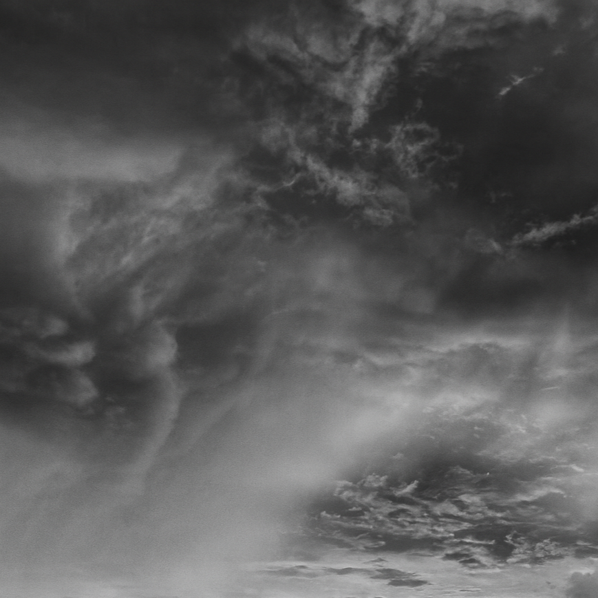 Cielo nublado en tonos de gris.