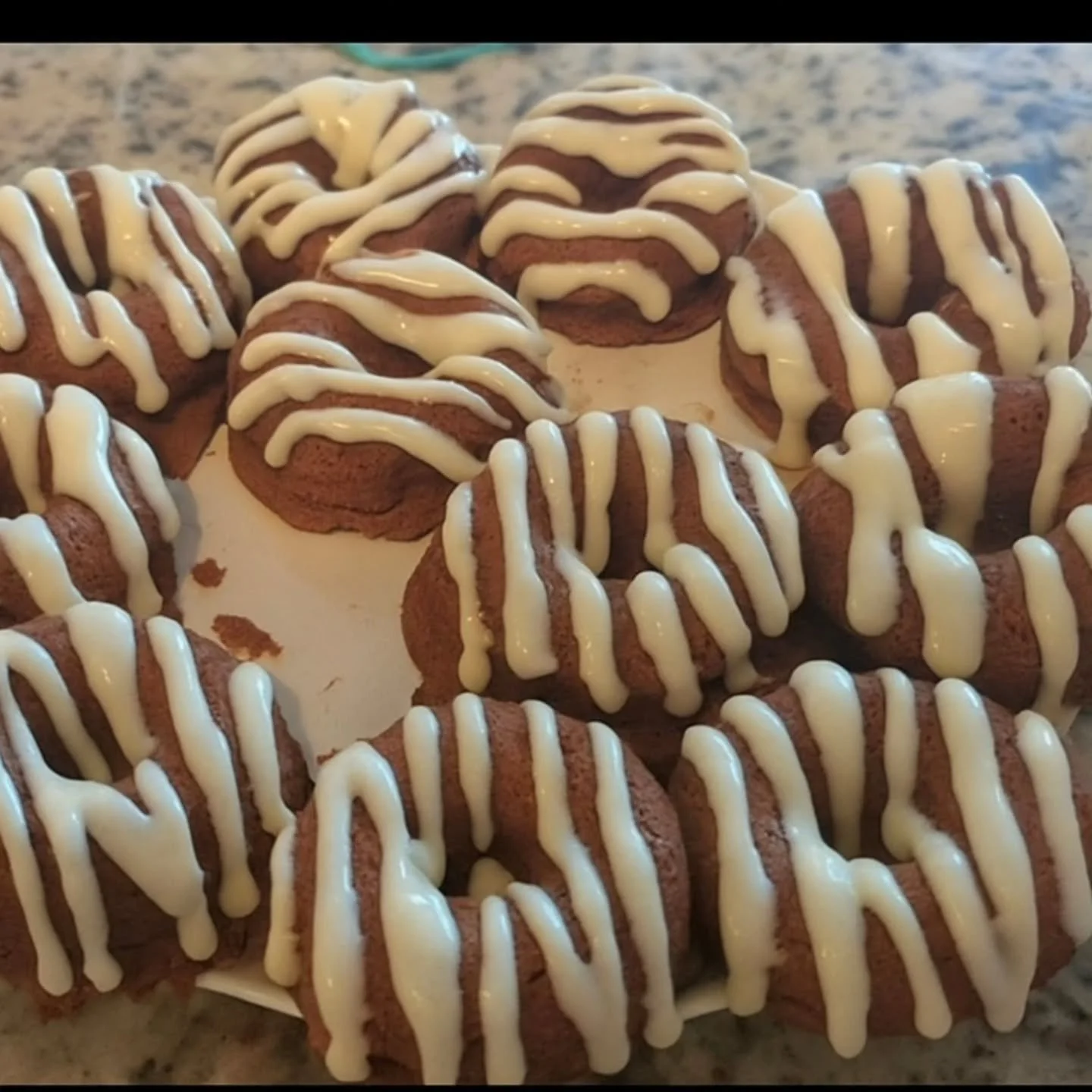🍩✨ Mini Keto Chocolate Donuts with White Chocolate Drizzle ✨🍩

These mini donuts came out irresistible today 😍
Made with almond flour, almond cream, a keto-friendly sweetener, a touch of milk, vanilla, and pure cacao.
On top, a creamy layer of sug