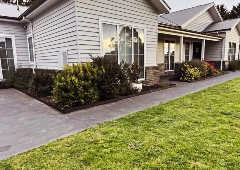 Corten steel edging adds a sleek, modern finish to your garden with its rich rusted look, long-lasting durability, and zero maintenance appeal 👌🏻 Enquire to transform your garden today🏡🪴