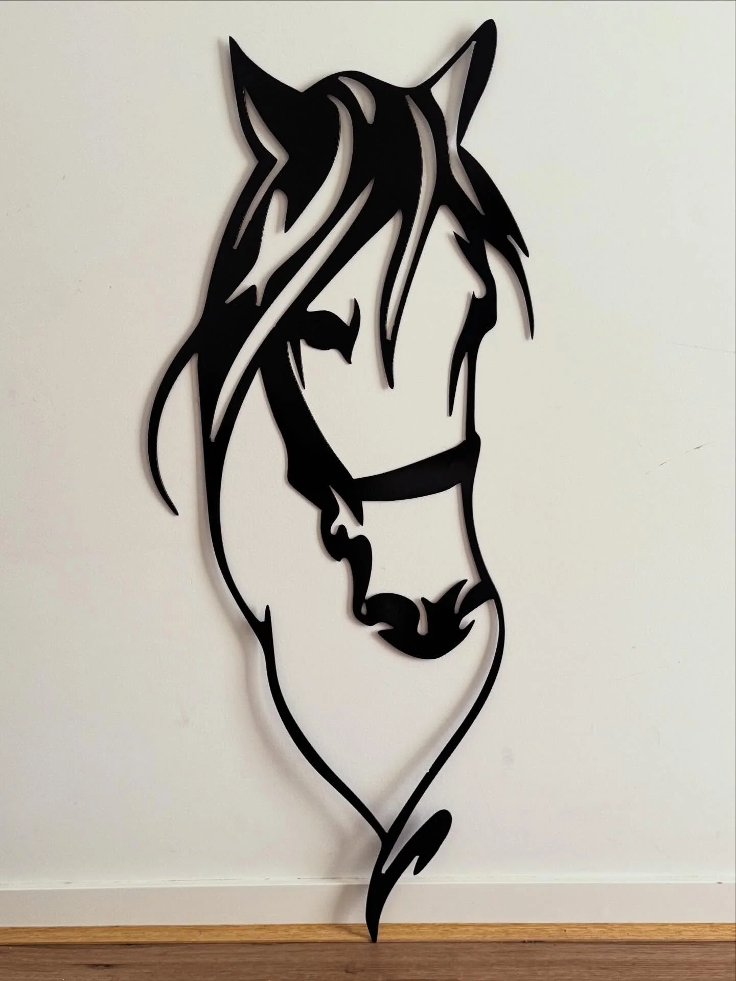 A powerful metal horse head wall piece designed to add bold character and timeless appeal #metalwork #housedeco #maintecmetalart #steel #cortensteel