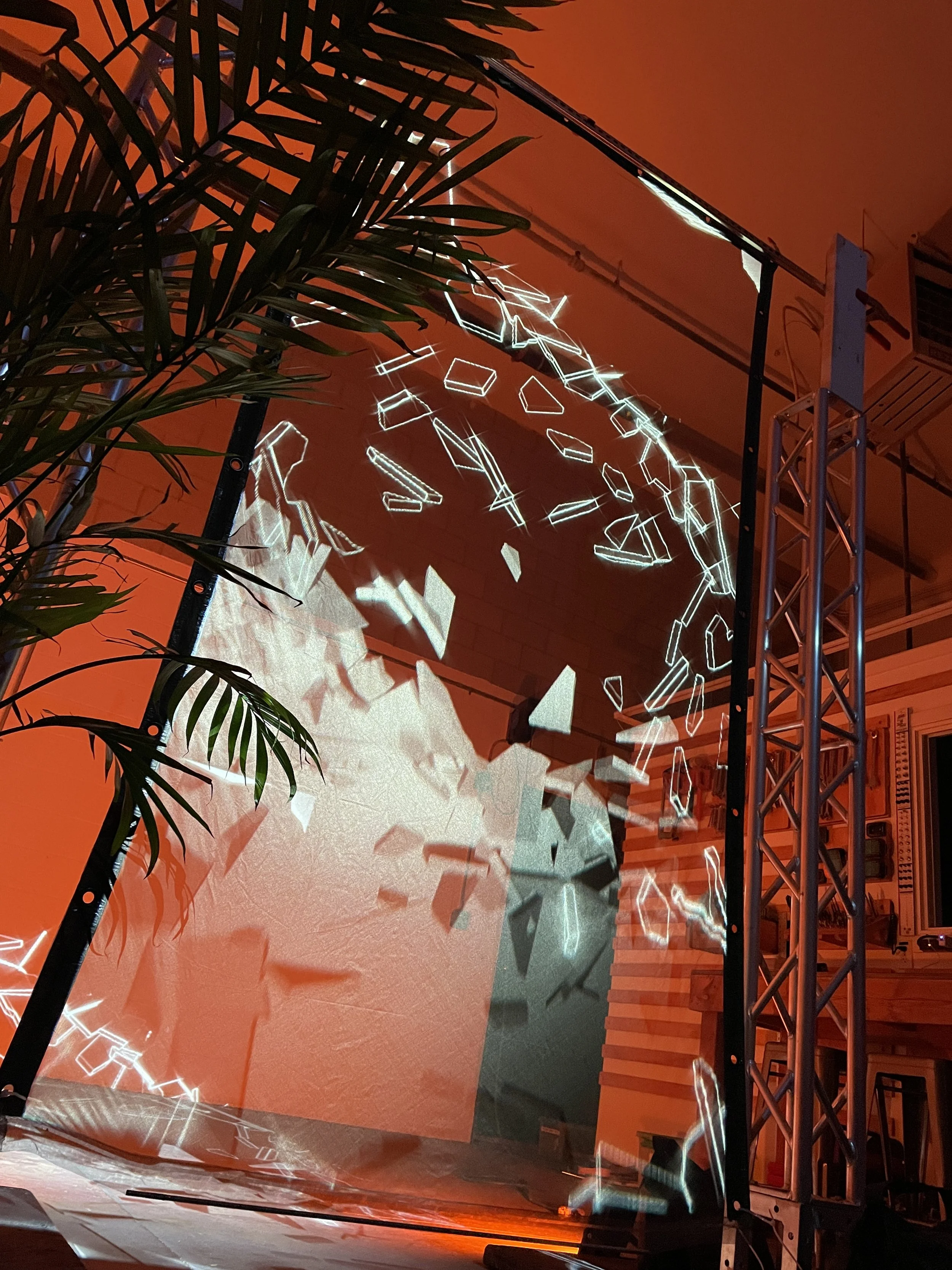 Lumenarius - Blog - EXPERIMENTS WITH _HOLOGRAM_ SCREENS AND PROJECTION MAPPING - Grid 4.JPG