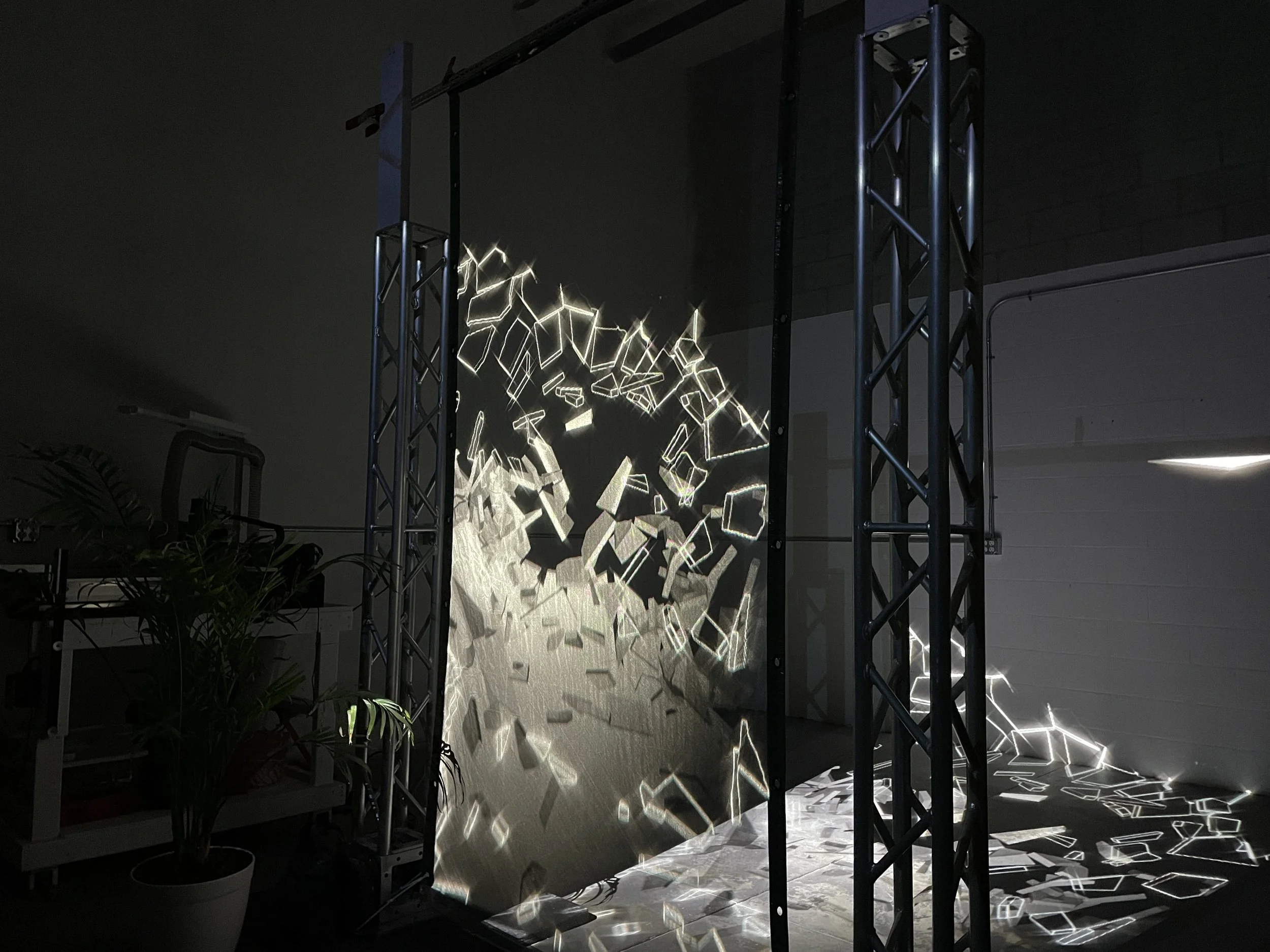 Lumenarius - Blog - EXPERIMENTS WITH _HOLOGRAM_ SCREENS AND PROJECTION MAPPING - Grid 1.JPG