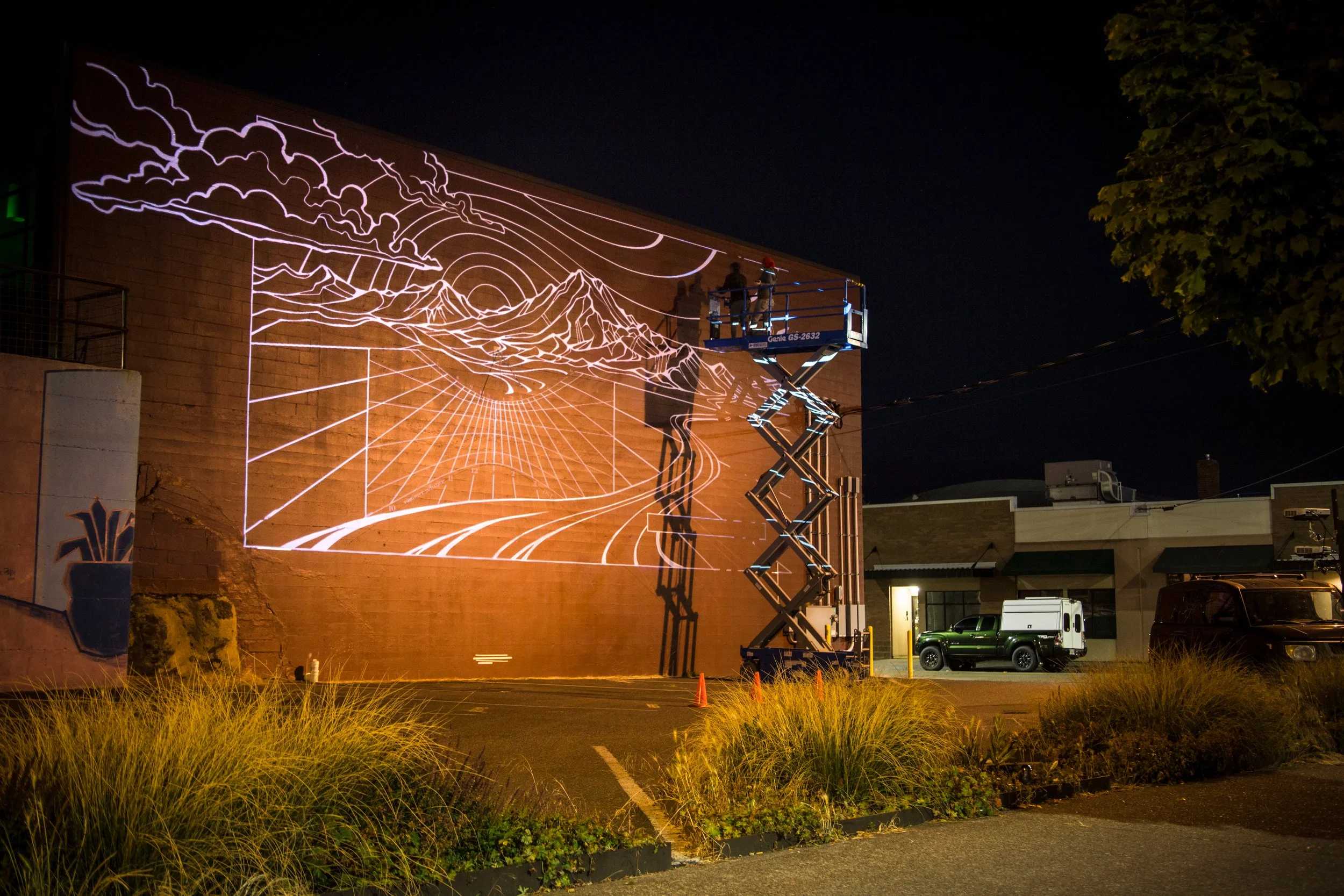 TRACING MURALS WITH PROJECTION