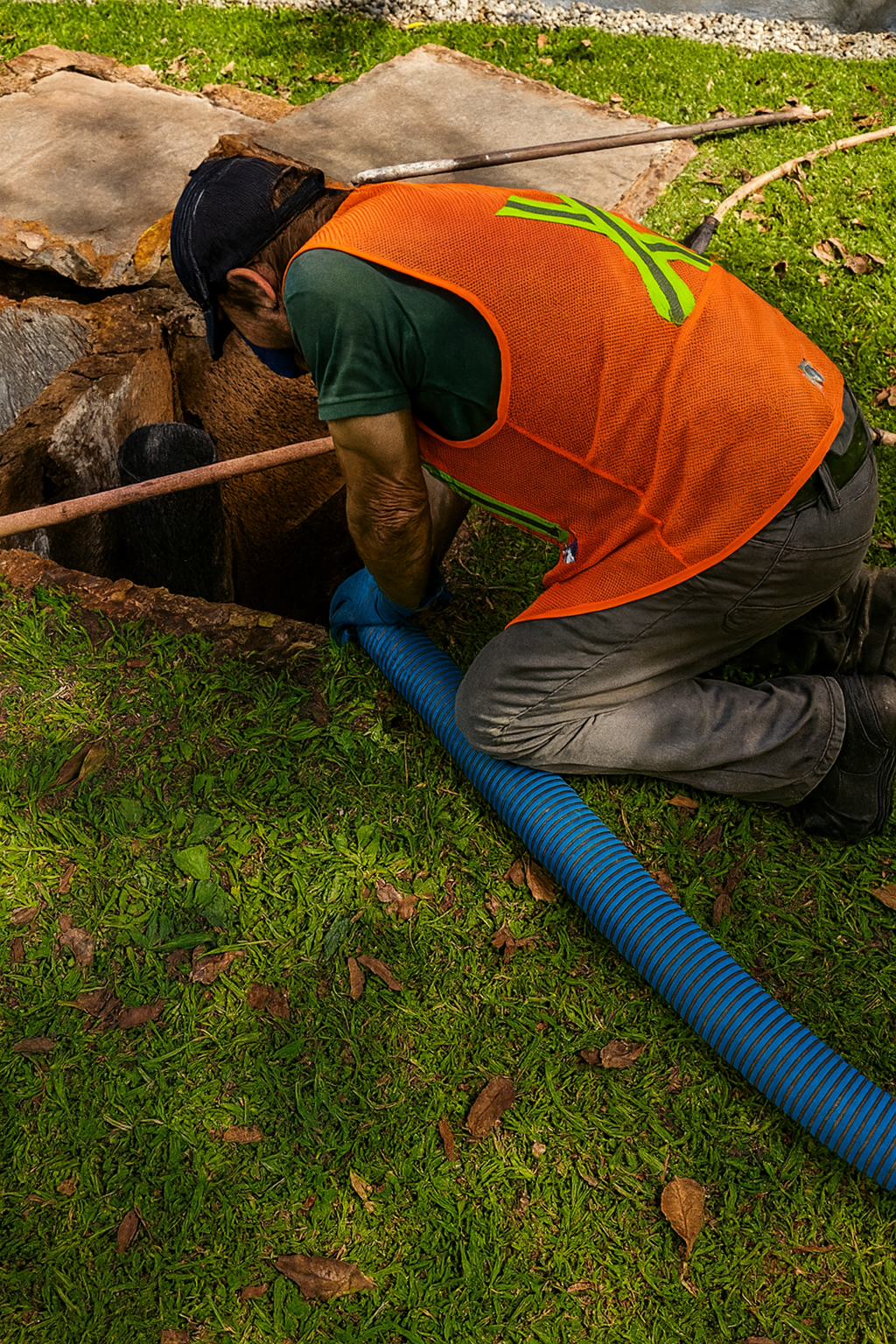 A limpeza de fossa séptica e sumidouro é feita através de modernos caminhões limpa fossa equipados com potentes bombas de auto vácuo.