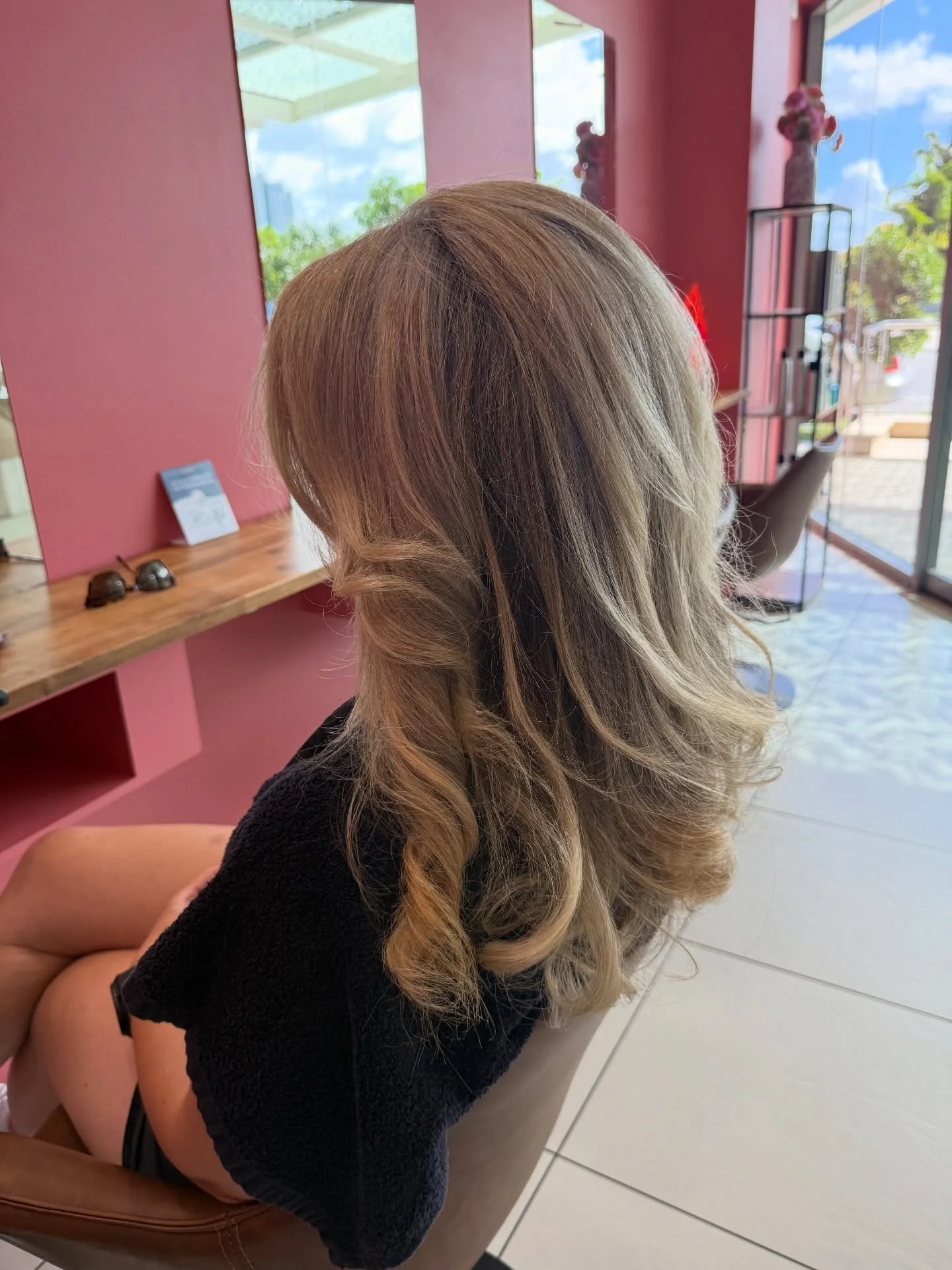 Back with a bloody bang ❤️&zwj;🔥

Starting Easter weekend with these blonde bombshells
Feels so good being back doing what I love in this amazing space 🙌

.

.

#blowdry #blondebombshell #headmassage #relaxing