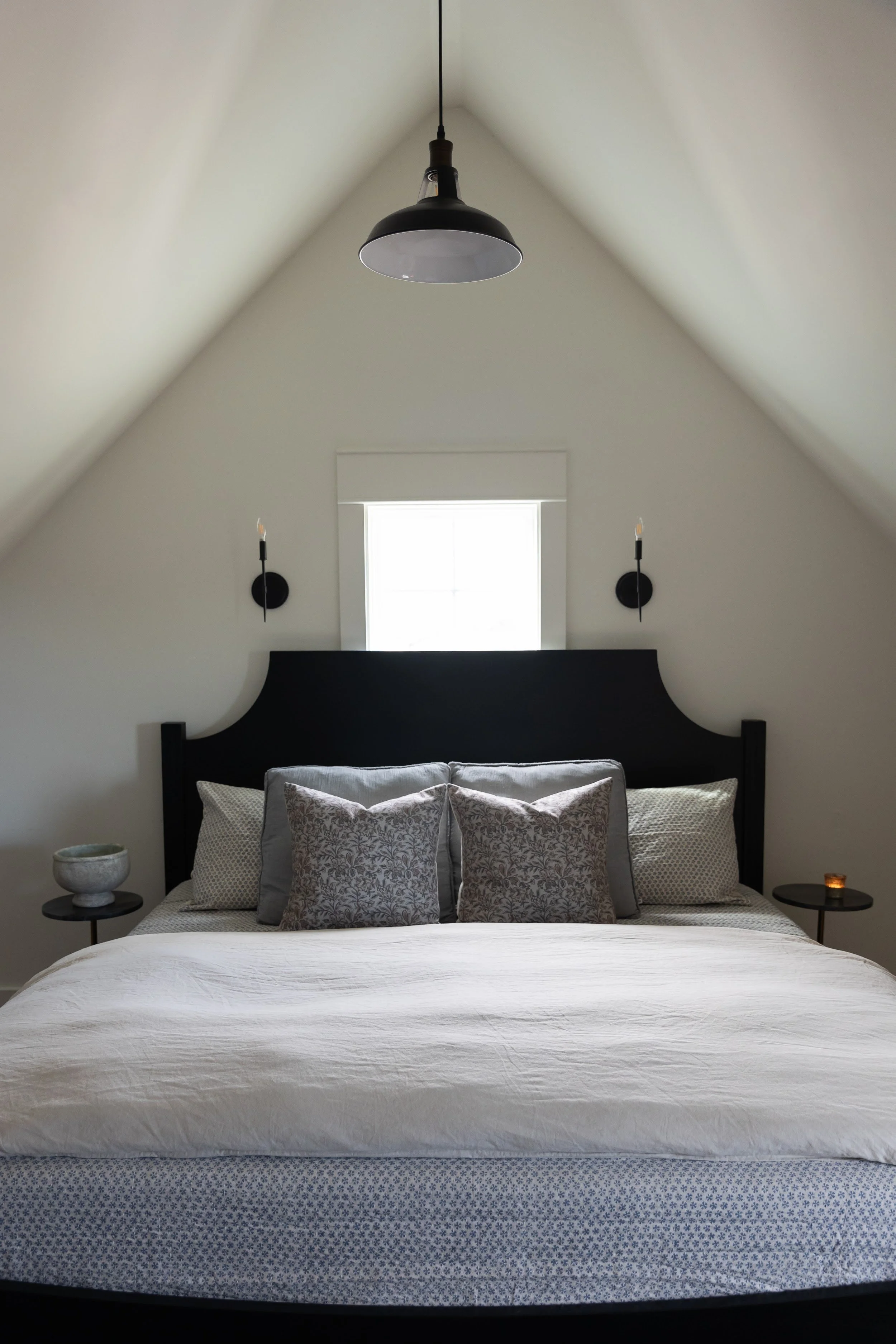 blackbuck-ridge-attic-bedroom-black-sconces-lampasas-tx.jpg
