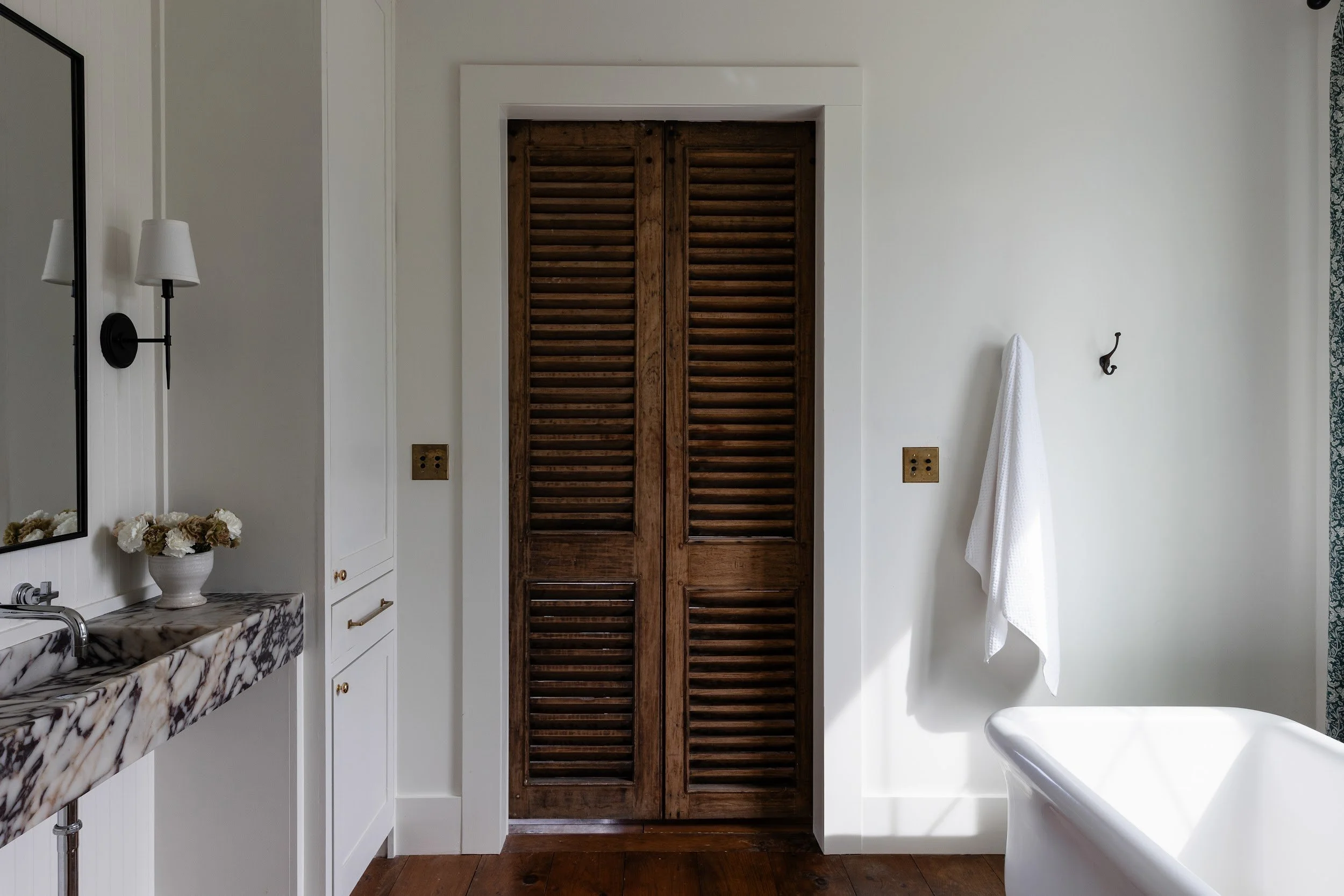 blackbuck-ridge-primary-bath-wood-louvered-doors-lampasas-tx.jpg