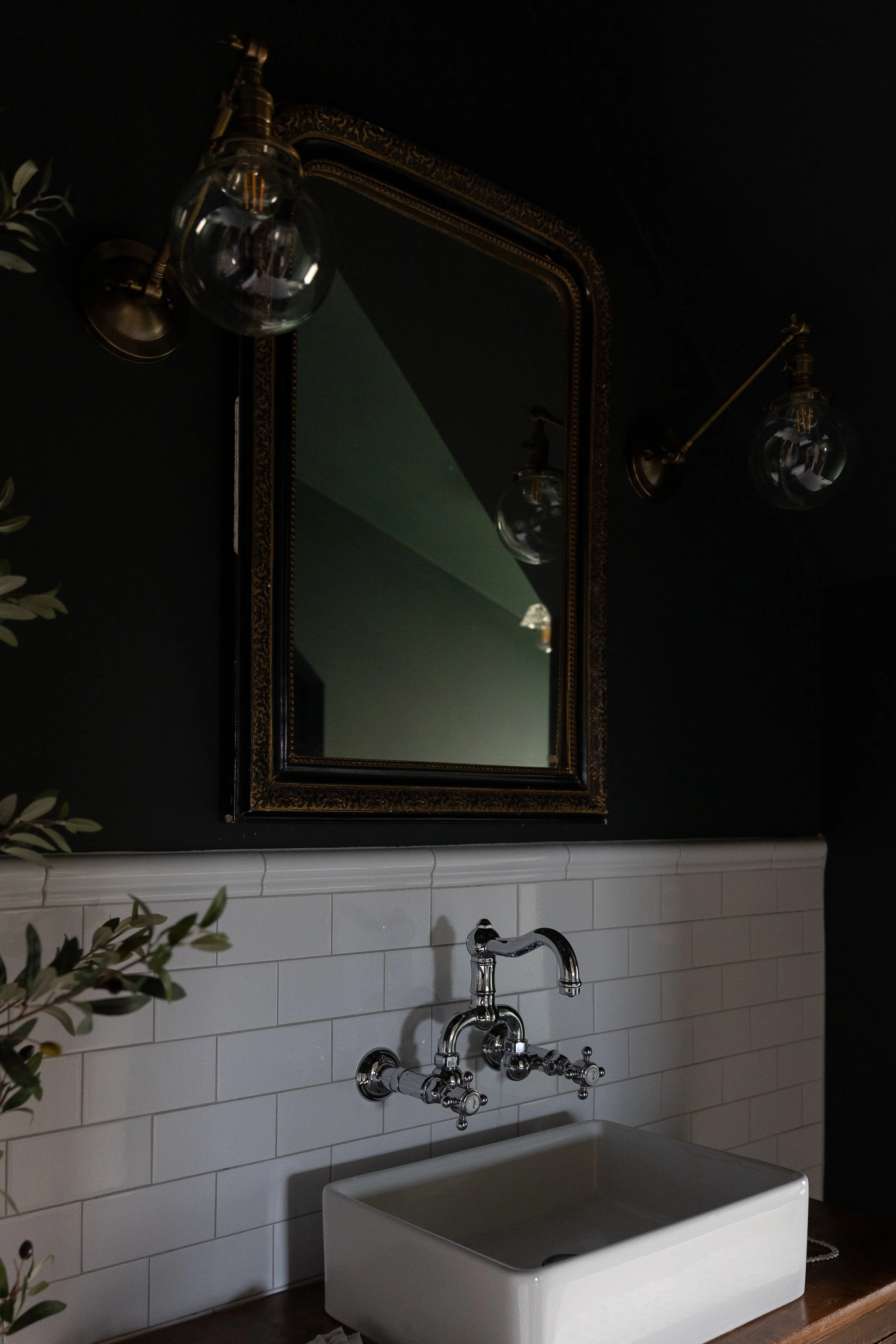 blackbuck-ridge-dark-bath-gilt-mirror-farmhouse-sink-lampasas-tx.jpg
