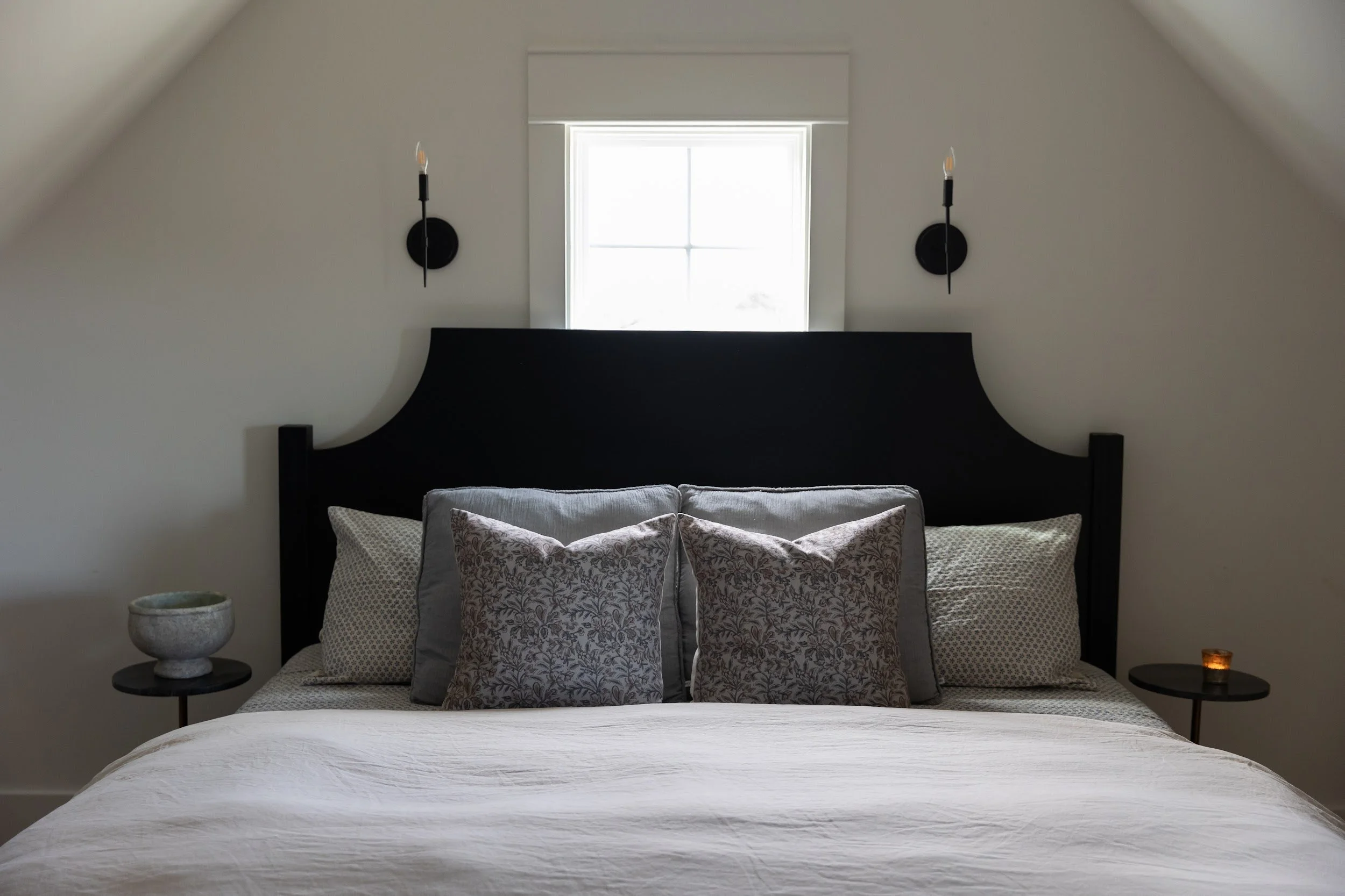 blackbuck-ridge-attic-bedroom-iron-bed-lampasas-tx.jpg