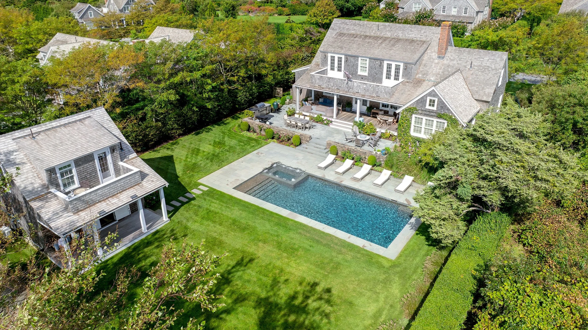 Does a Nantucket house make you smile as much as it makes me? Maybe I've been reading too much @elinhilderbrand but my god, I just can't help imagine a beautiful summer on the island, cooking up lobster and sitting in this back yard, surrounded by my