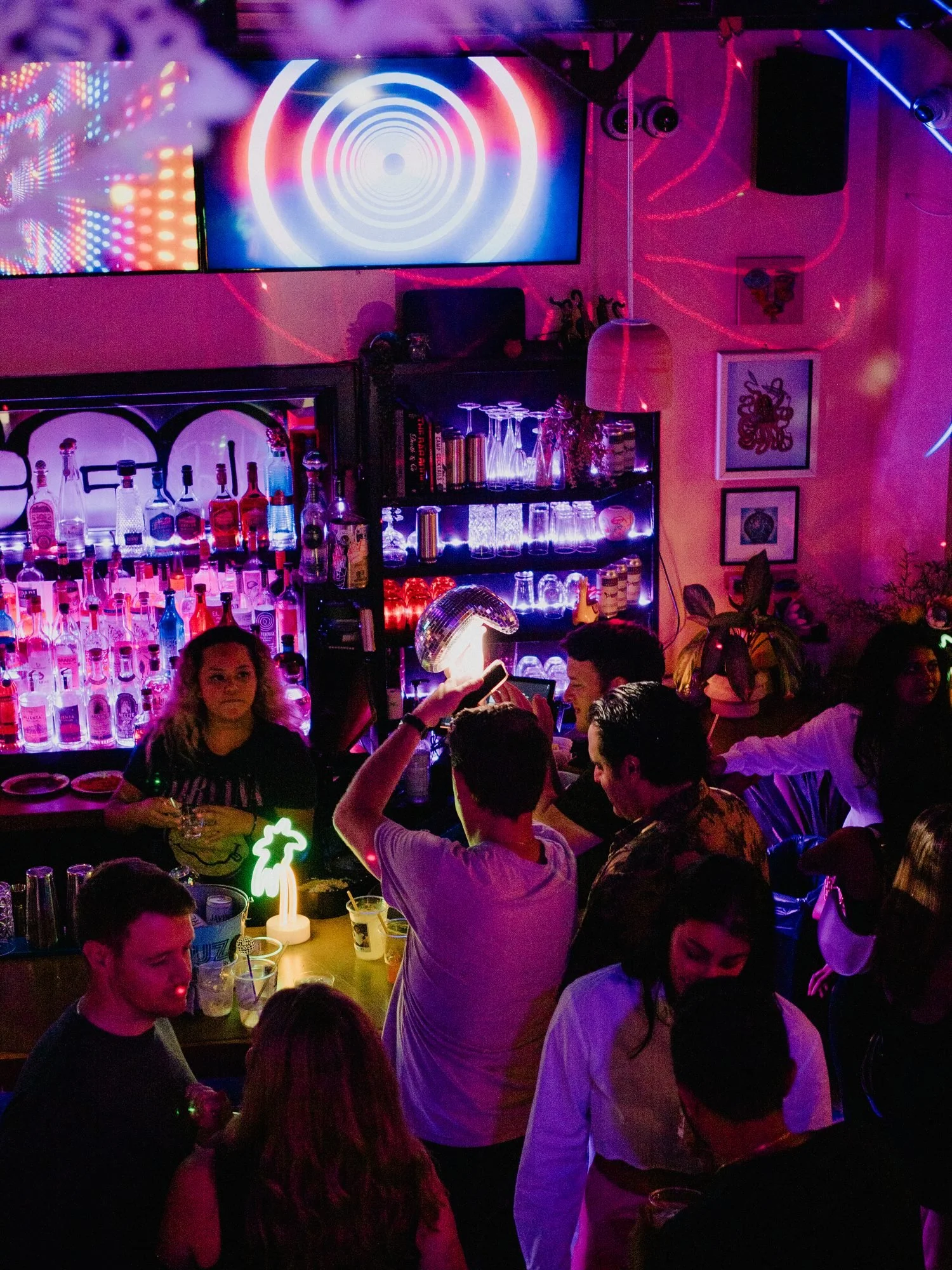 19-diego-neon-bar-night.jpg