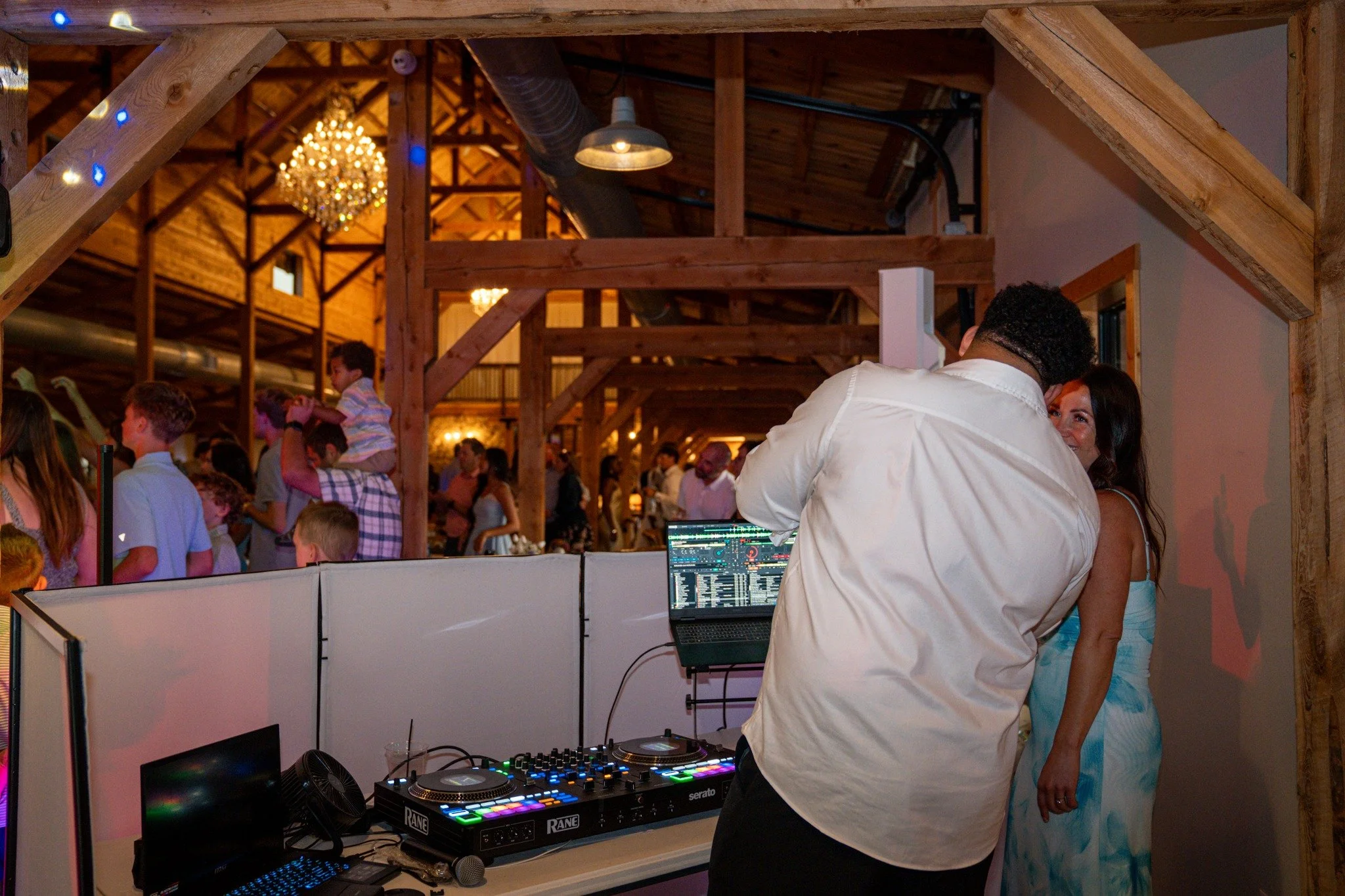 Should your wedding DJ take requests? It depends on your vision, and at a luxury wedding in Minnesota or South Dakota, the right DJ knows how to balance guest requests with your Must Play and Do Not Play lists to protect the energy of your night.

Se