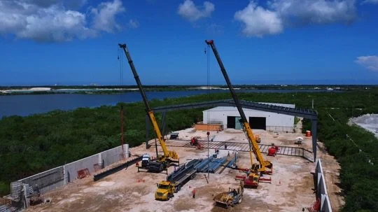 Maniobra con dos gr&uacute;as de 75 toneladas: potencia, precisi&oacute;n y experiencia en cada movimiento. 🏗️ 

En Gr&uacute;as Ordo&ntilde;ez, coordinamos una operaci&oacute;n doble de 75 t para elevar y posicionar estructura pesada en zona indust