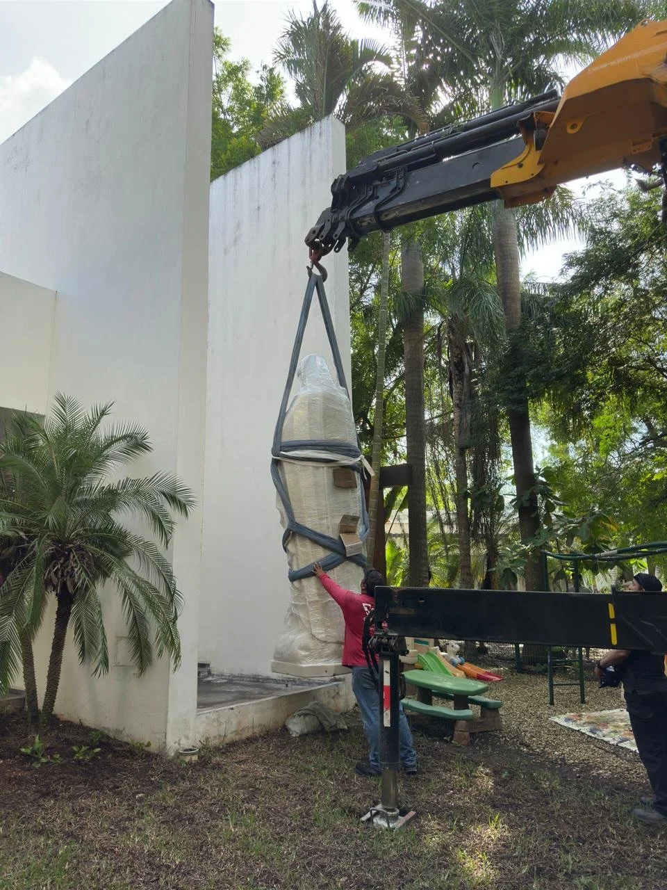 No todas las maniobras se miden en toneladas. 
Algunas se miden en precisi&oacute;n, planeaci&oacute;n y experiencia.

En Gr&uacute;as Ord&oacute;&ntilde;ez, cada proyecto es distinto:
piezas de cualquier dimensi&oacute;n, geometr&iacute;as irregular