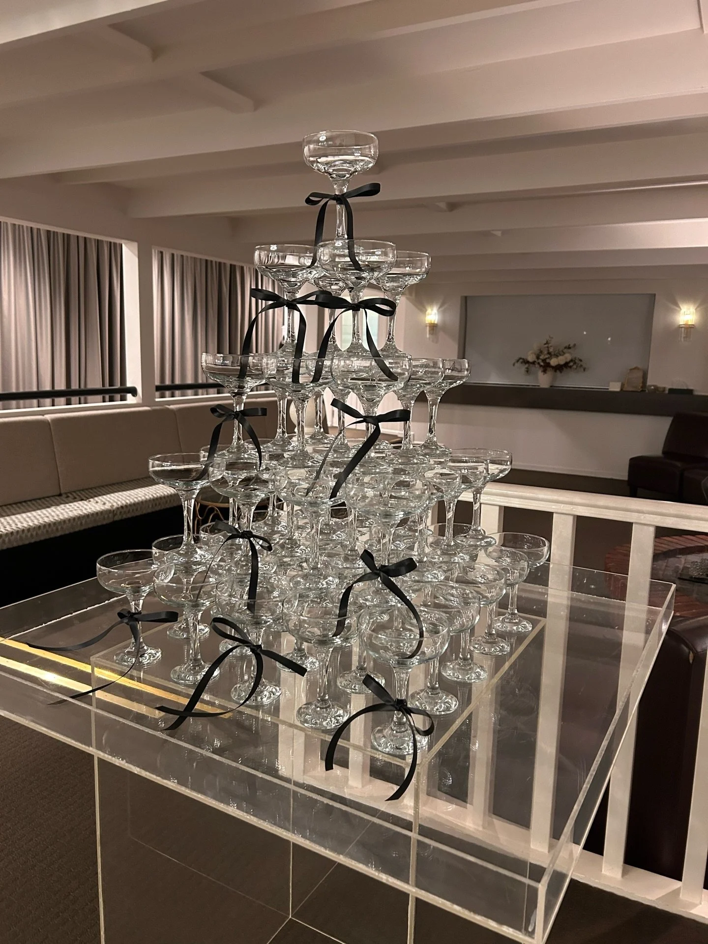 Black bows have definitely become a weddings best friend 🖤