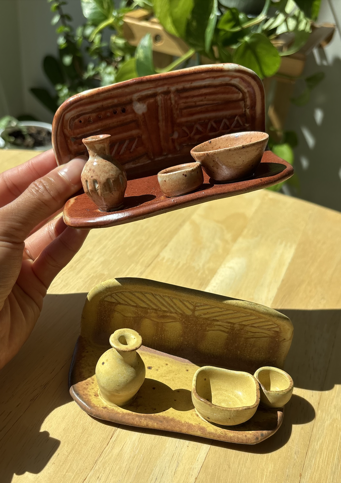 custom-ceramic-business-card-holder-holding.png