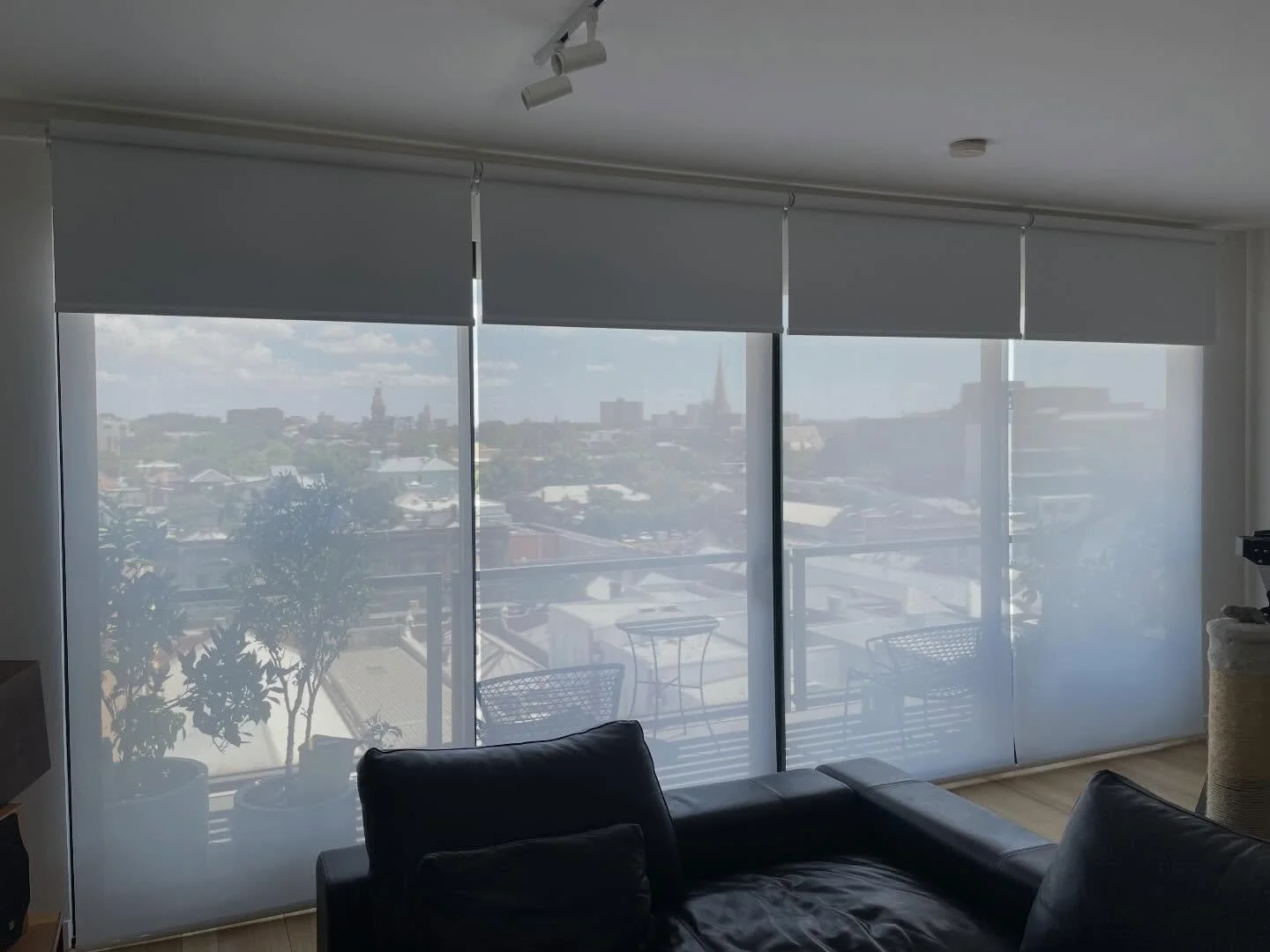 COLLINGWOOD PROJECT 

Double sheer and blockout roller blinds paired with @somfy_anz SONESSE 30 WireFree RTS motorisation. 

www.sylxeinteriors.com.au

#rollerblinds #melbourneblinds #blindsinstallation #motorisedblindsmelbourne #blindsandcurtains