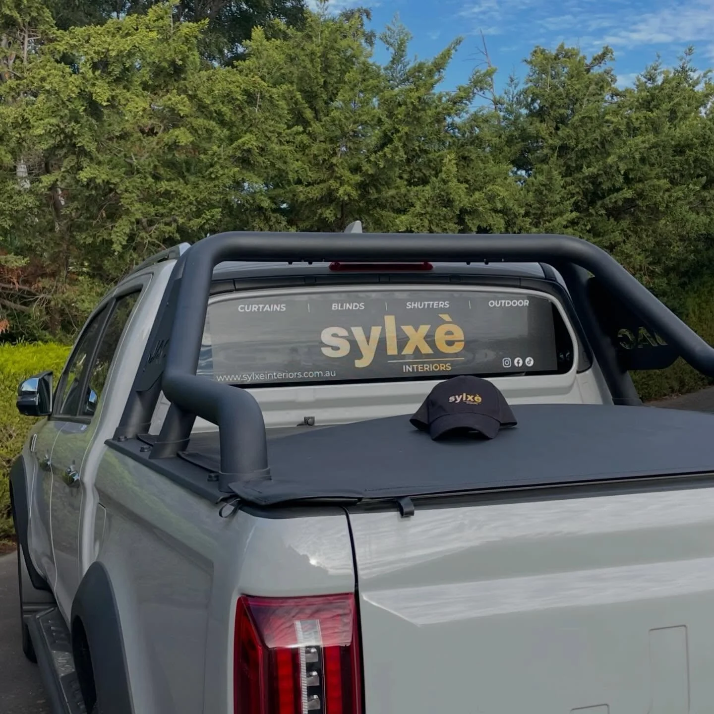 Coming to you in style 🔥

Request your FREE on-site measure &amp; quote MELBOURNE-WIDE. 

@sylxe_interiors 

www.sylxeinteriors.com.au

#blindsmelbourne #curtainsmelbourne #outdoorblindsmelbourne #shuttersmelbourne #