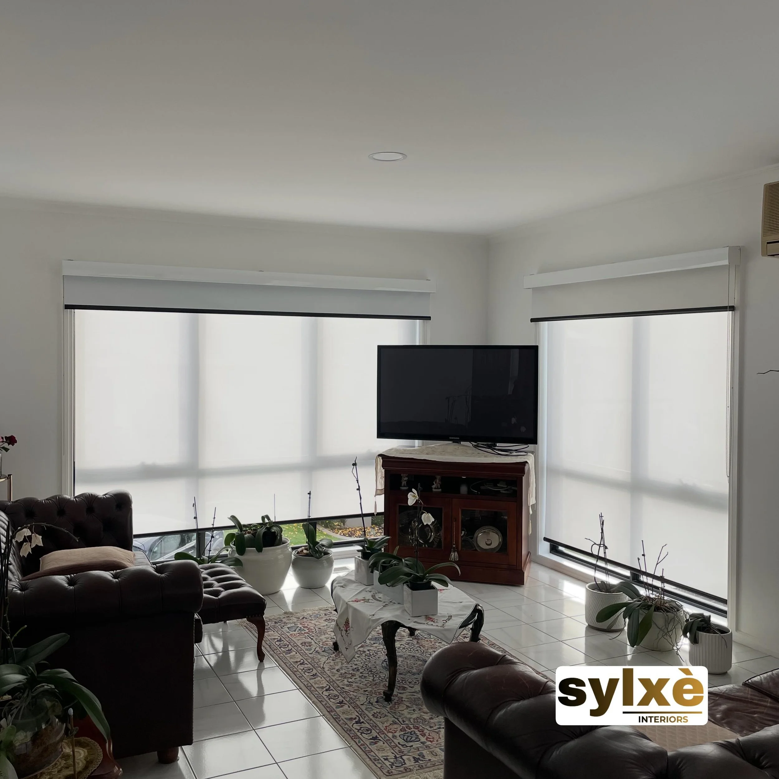 DONCASTER EAST PROJECT 

Sheer and blockout roller blinds with pelmets. 

Client opted for black bottom rails to match with their new black window frames. 

@sylxe_interiors 
www.sylxeinteriors.com.au

#rollerblinds #blindsmelbourne #curtainsandblind