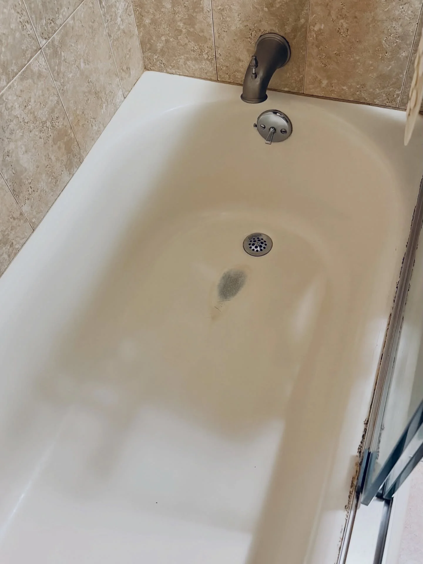 A simple upgrade with a big impact. This tub reglaze refreshed the entire bathroom and gave the fixture a clean, modern finish.

#tubreglaze #bathroomreno #contractor #longisland #nyccontractor