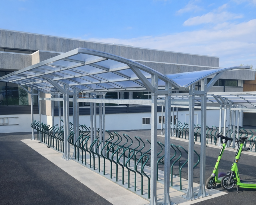 sykkeltak som gir tørr og god parkering ved idrettshall på lørenskog