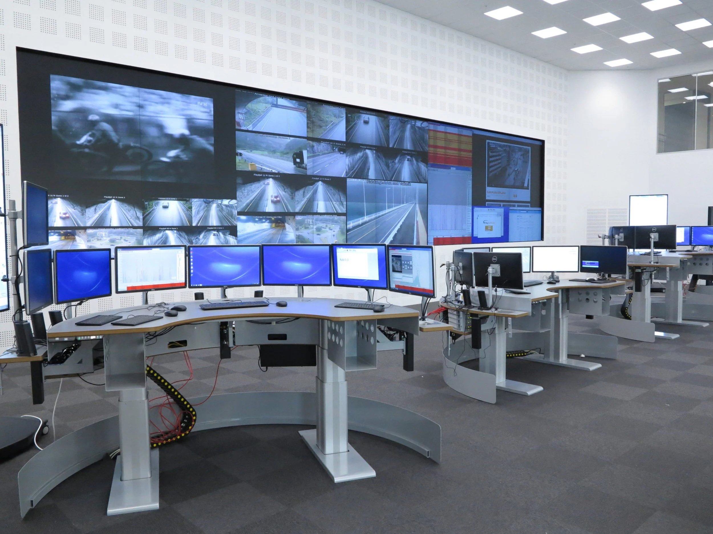 Operatørbord i driftsentralen til statens vegvesen