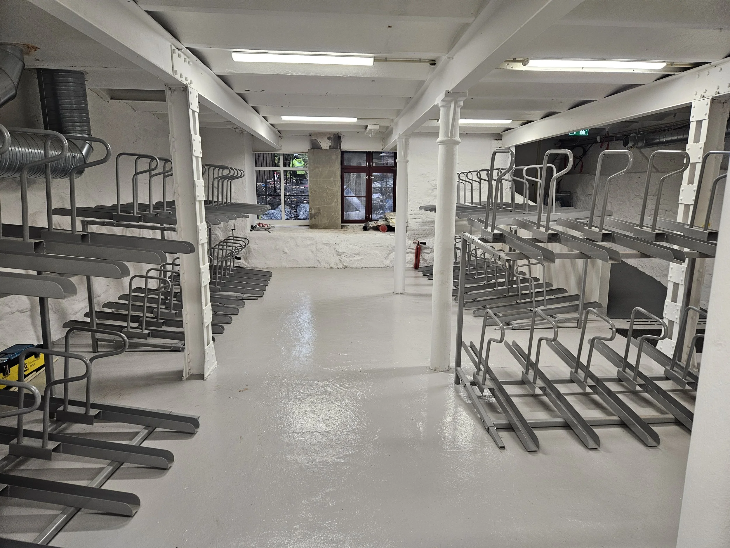 Sykkelstativ i trang kjeller sikrer riktig antall sykkelplasser