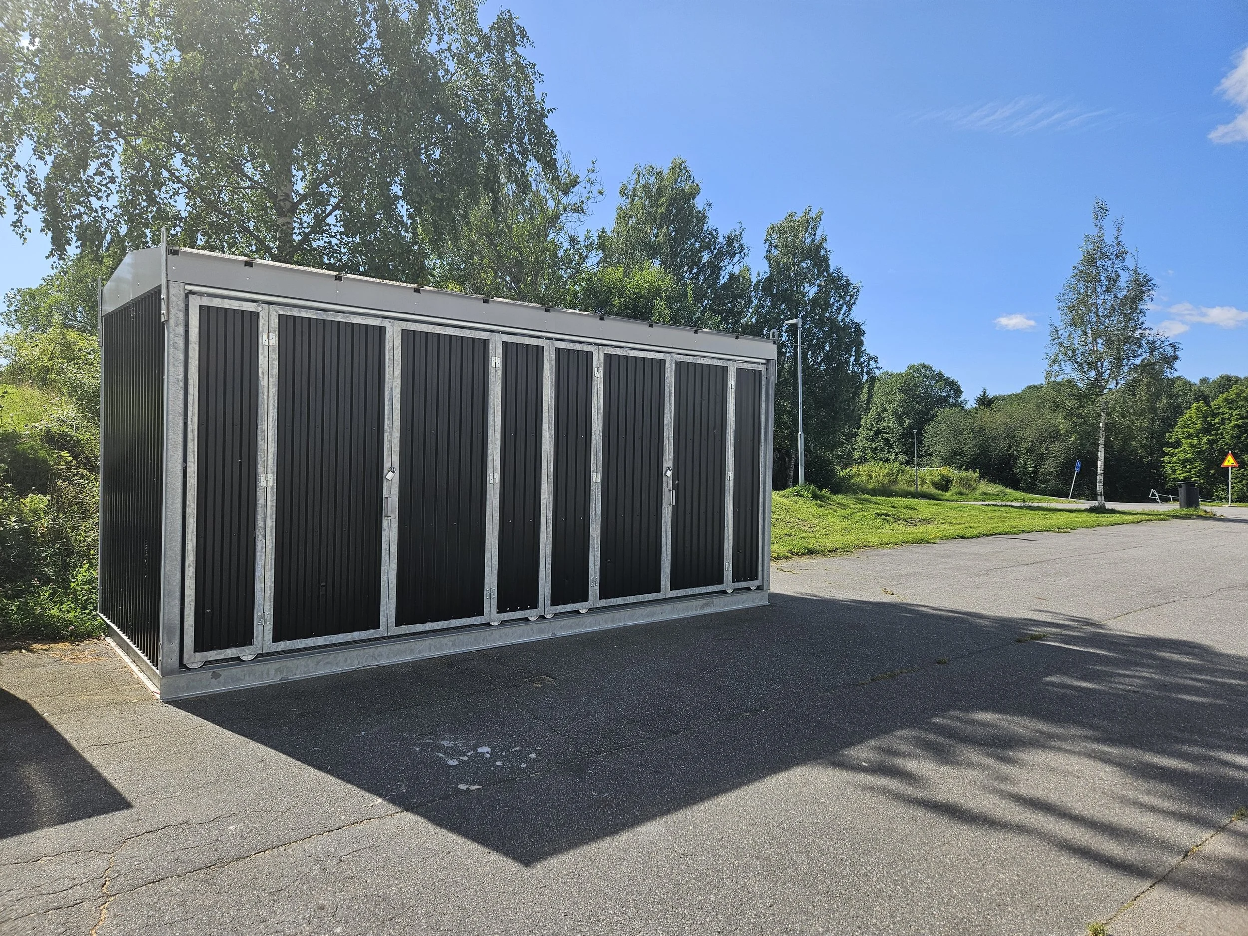 Containerskur  plassert for sykkelparkering ved skole på østlandet