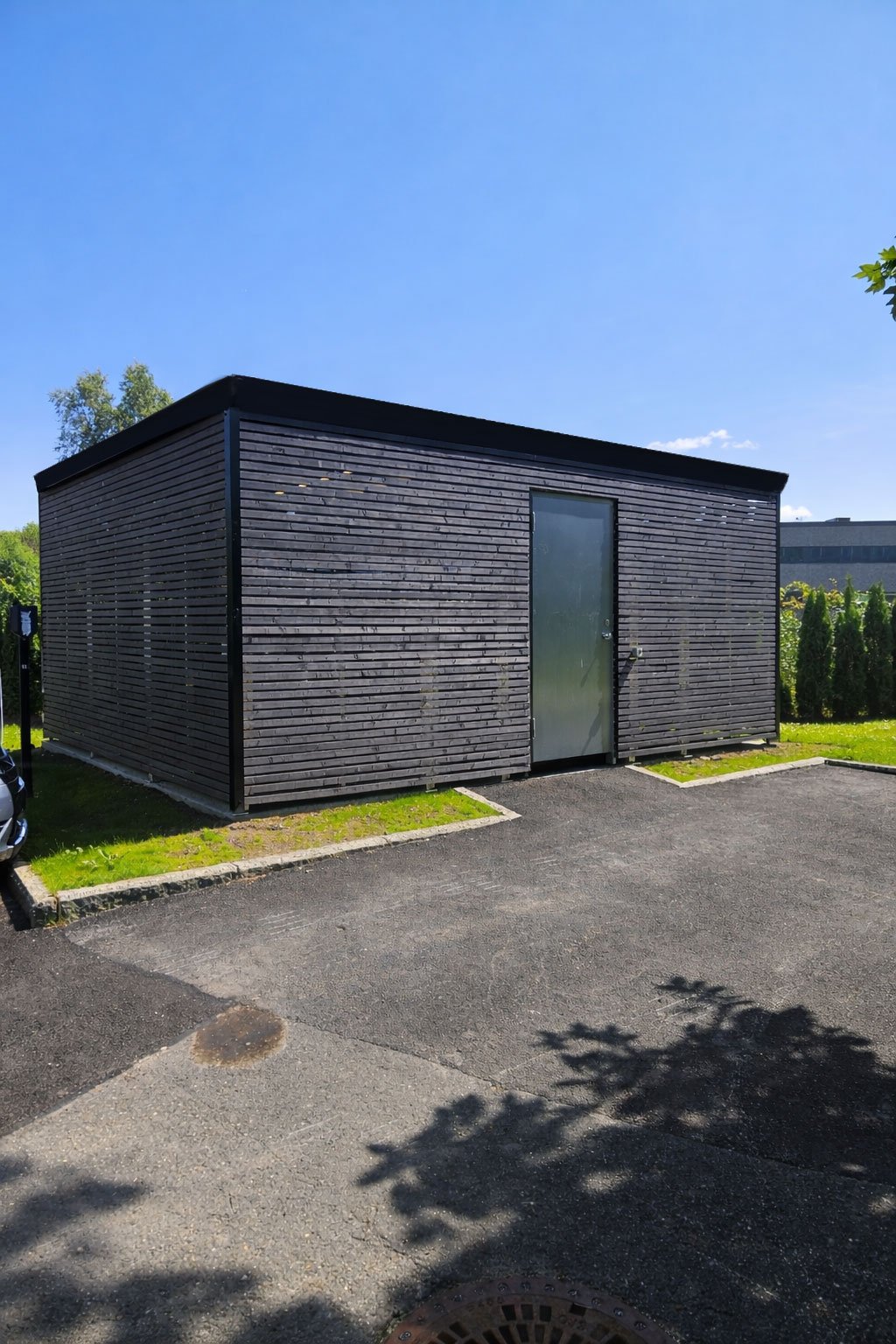 Skur med liggende trespiler