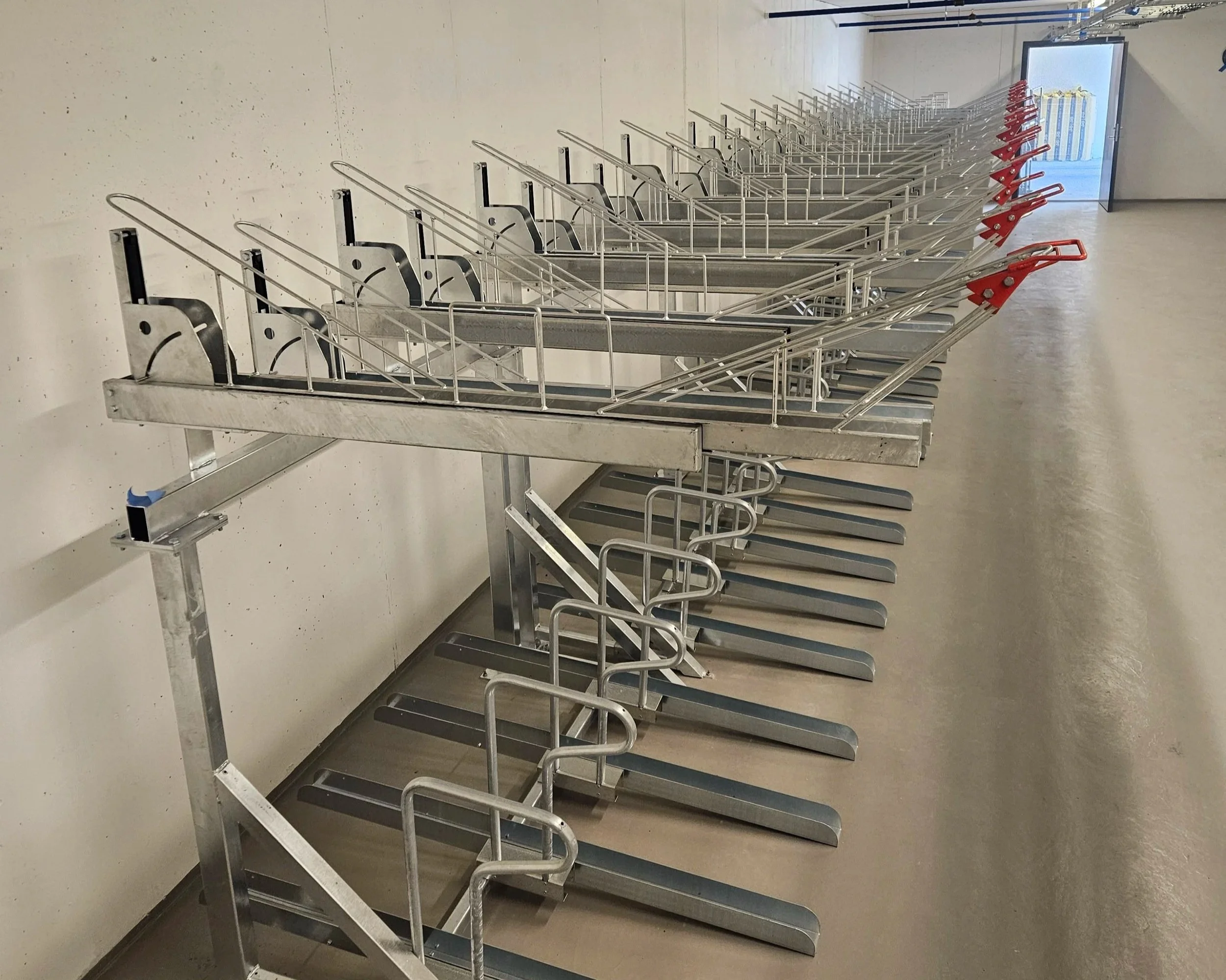 To-etasjes sykkelstativ med uttrekk som gir enkel tilgang til øvre nivå