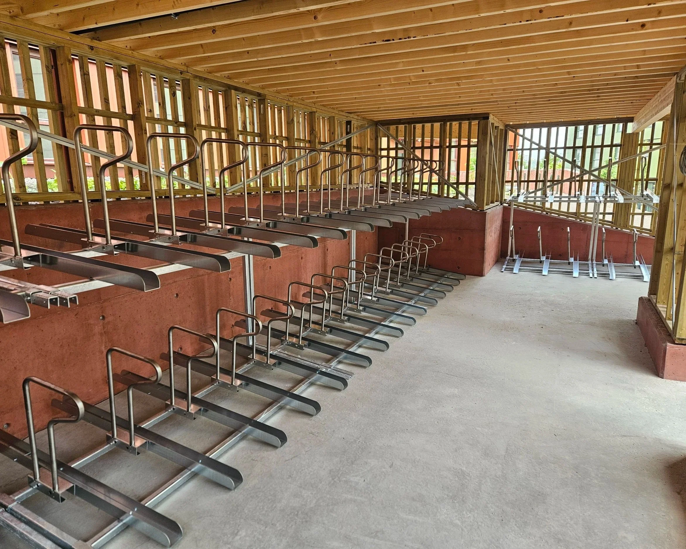 Sykkelstativet med to etasjr som brukes i utendørs sykkelskur i Kristiansand