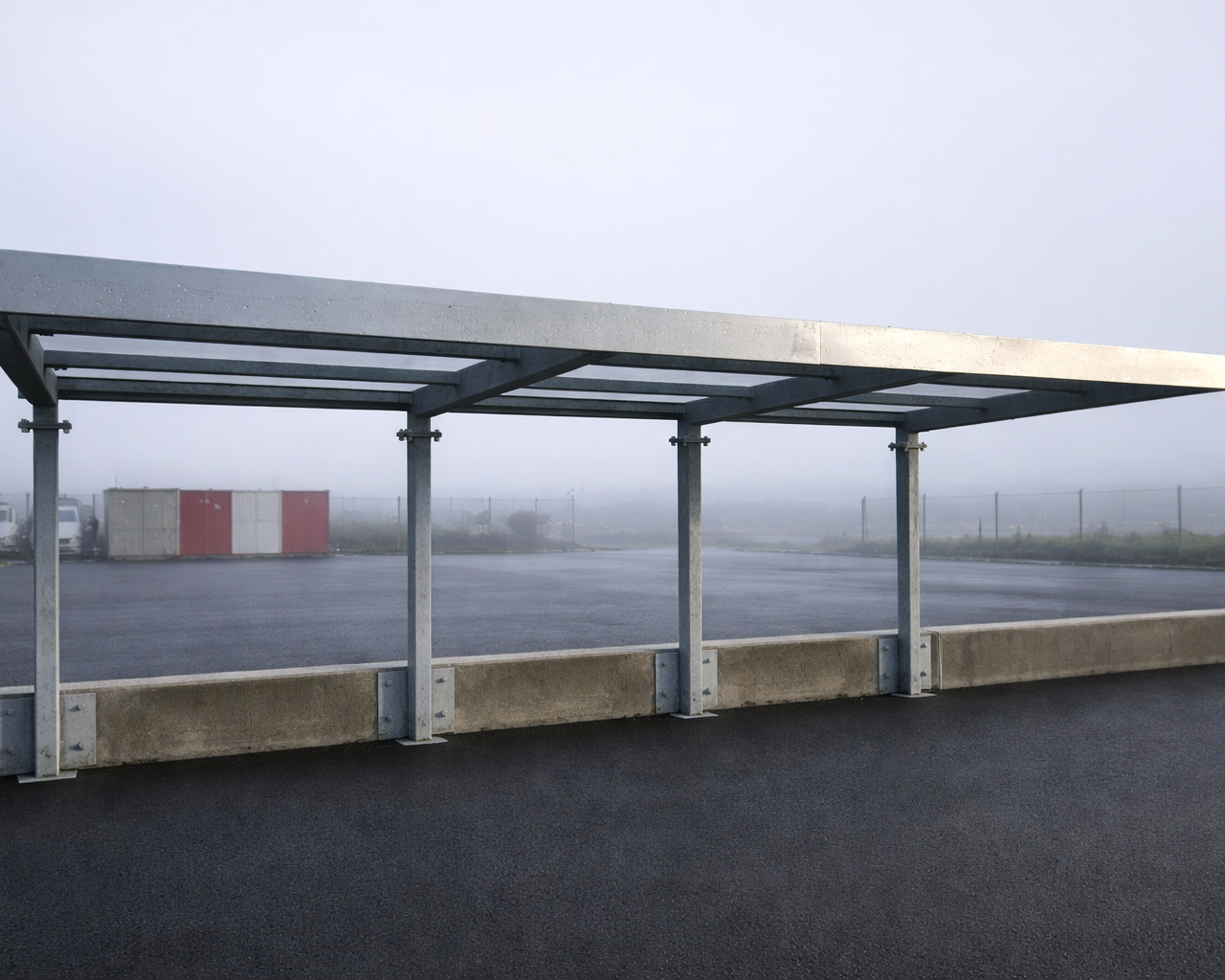 Sykkeltak som er festet til betongvegg i et industriområde like ved kongsberg