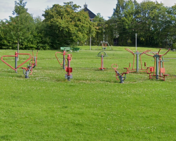 treningspark på en stor åpen gressslette med tilgang for alle