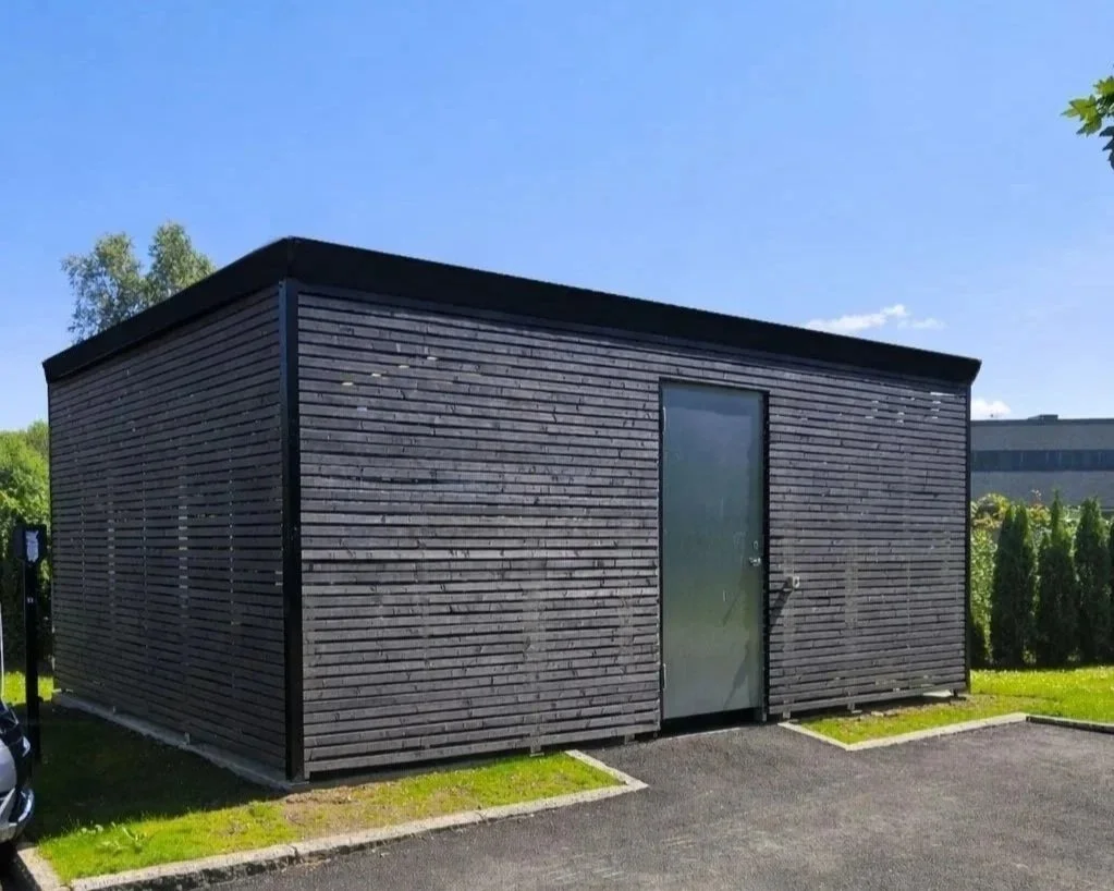 Medium sykkelskur med trepanel for borettslag med behov for flere plasser