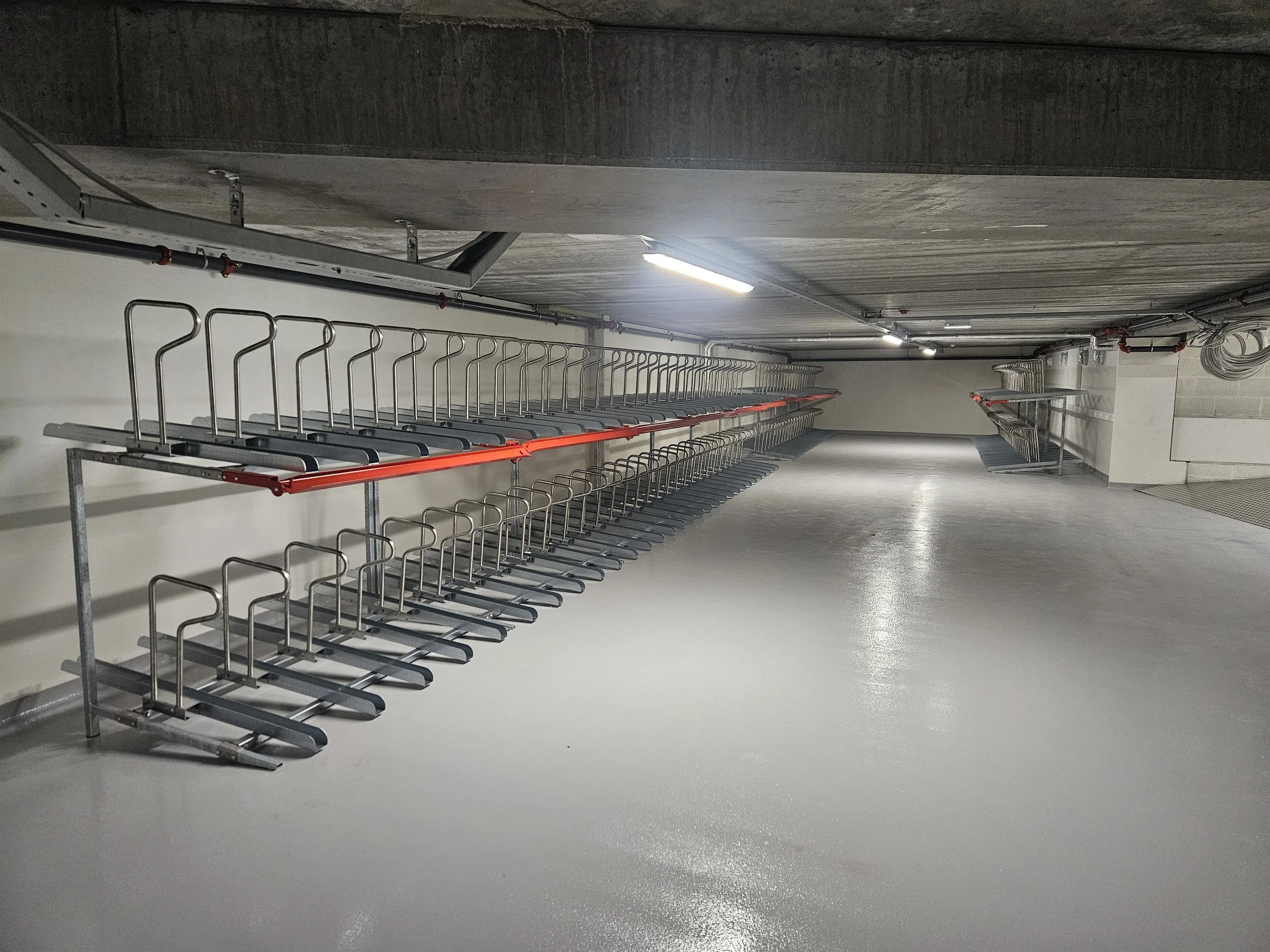 Sykkelstativ i kjeller med snmart lasterampe for enkel sykkelparkering