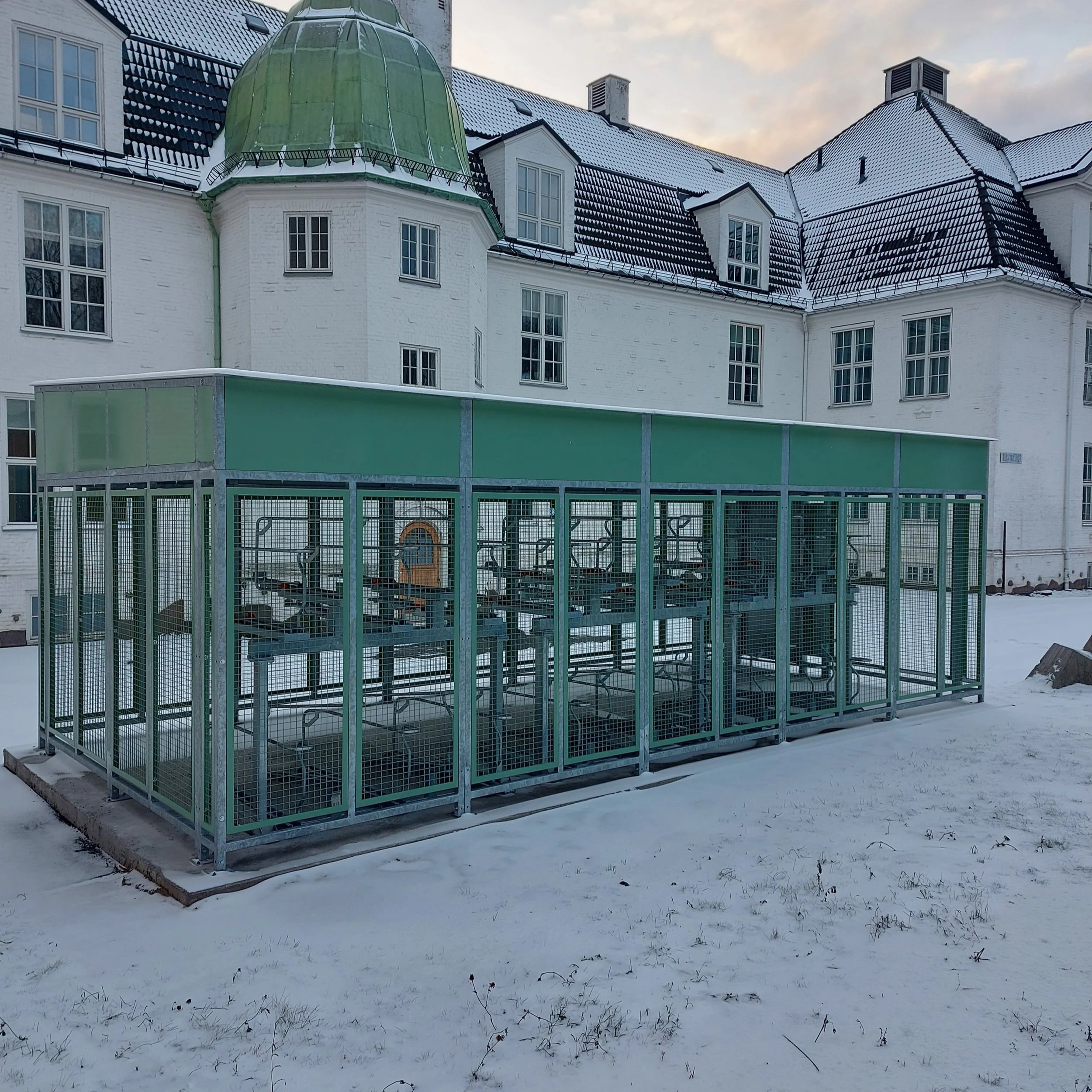 Sykkelskur med gitter på skole i Oslo