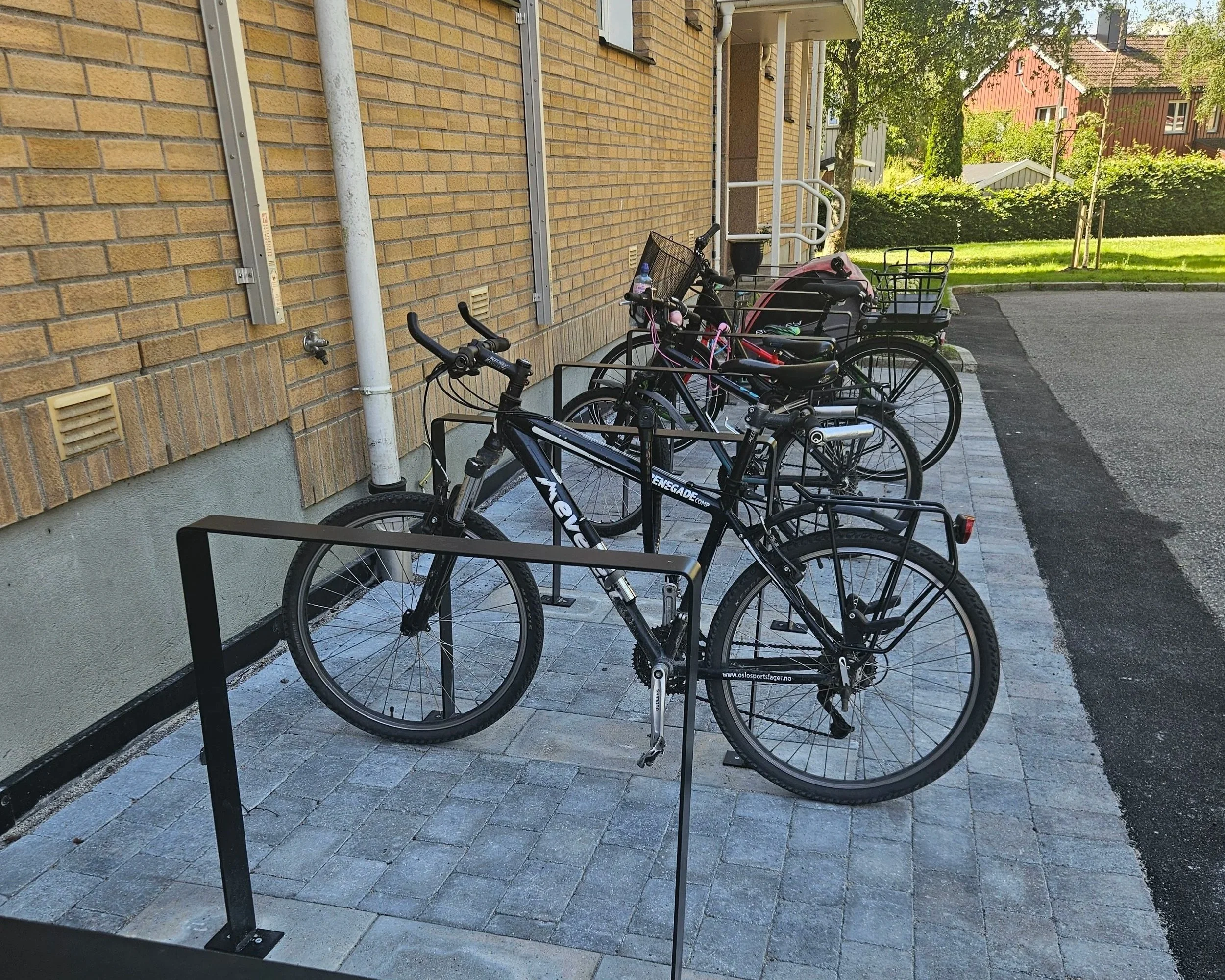 En enkel vakker bøyle satt opp på tilrettelagt underlag ved borettslag