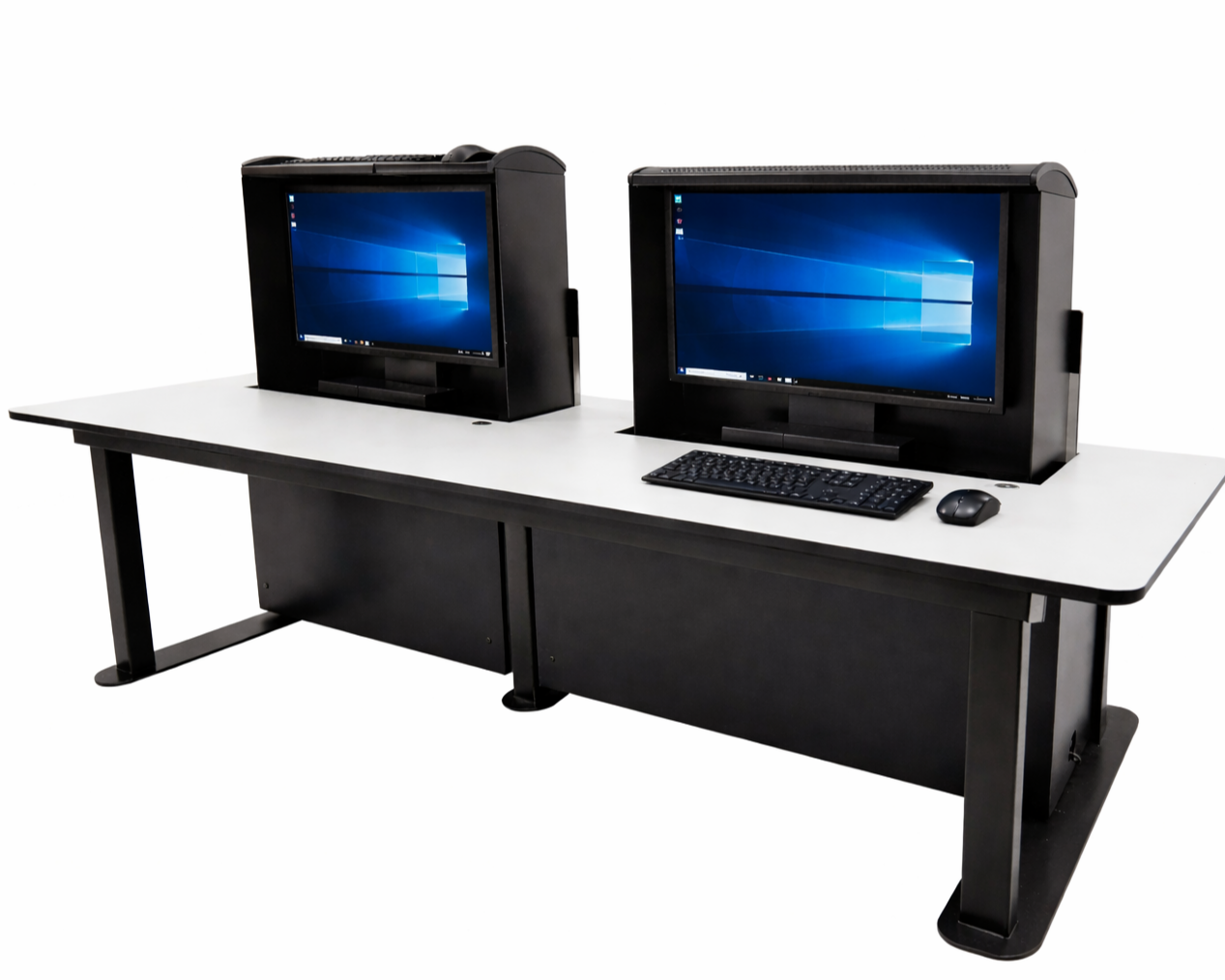 ryddig arbeidsplass for to operatører med skjermer som kommer opp av bordet