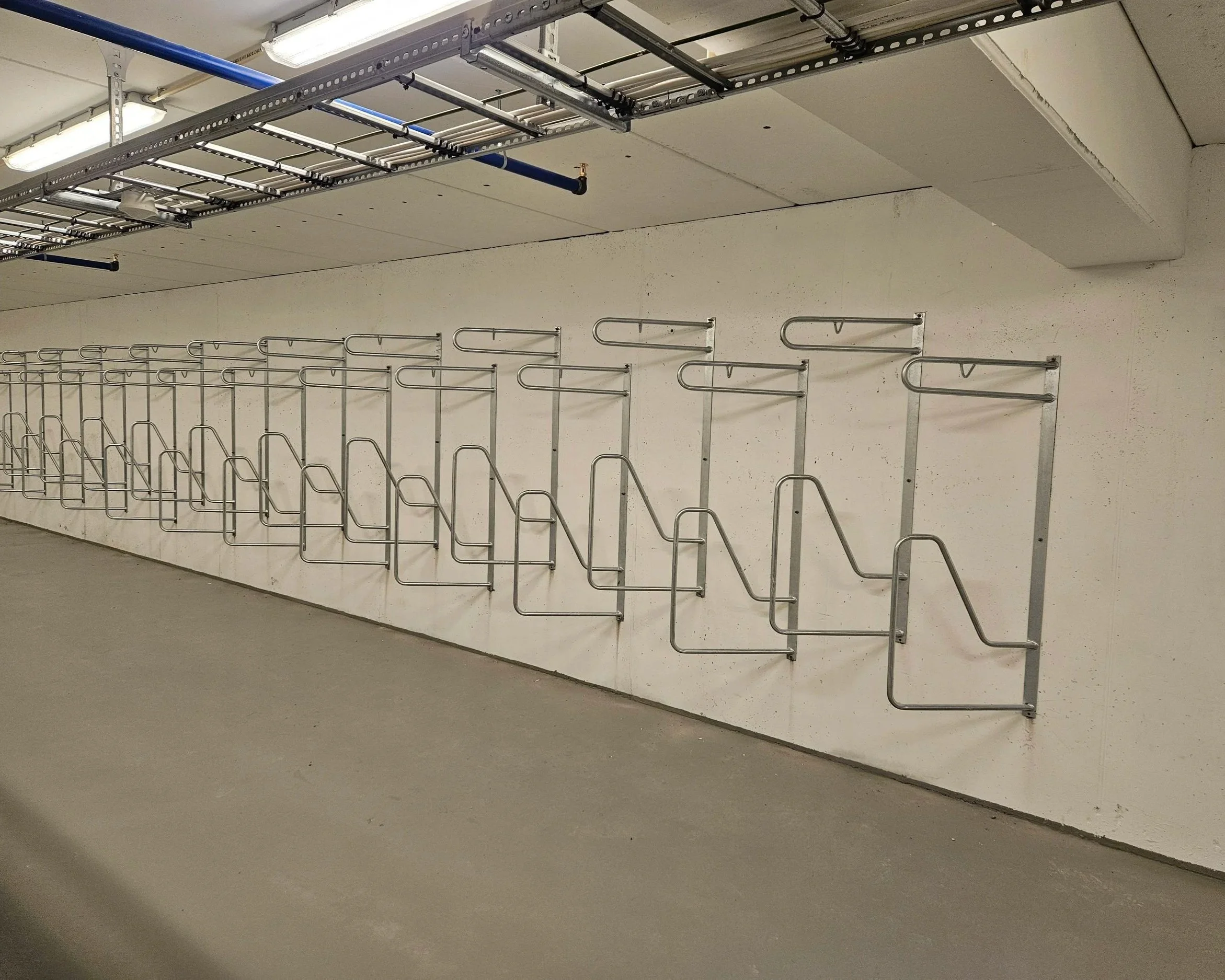 vegghengt sykkelstativ virker perfekt i trange ganger og der man har kun 220 cm til taket.