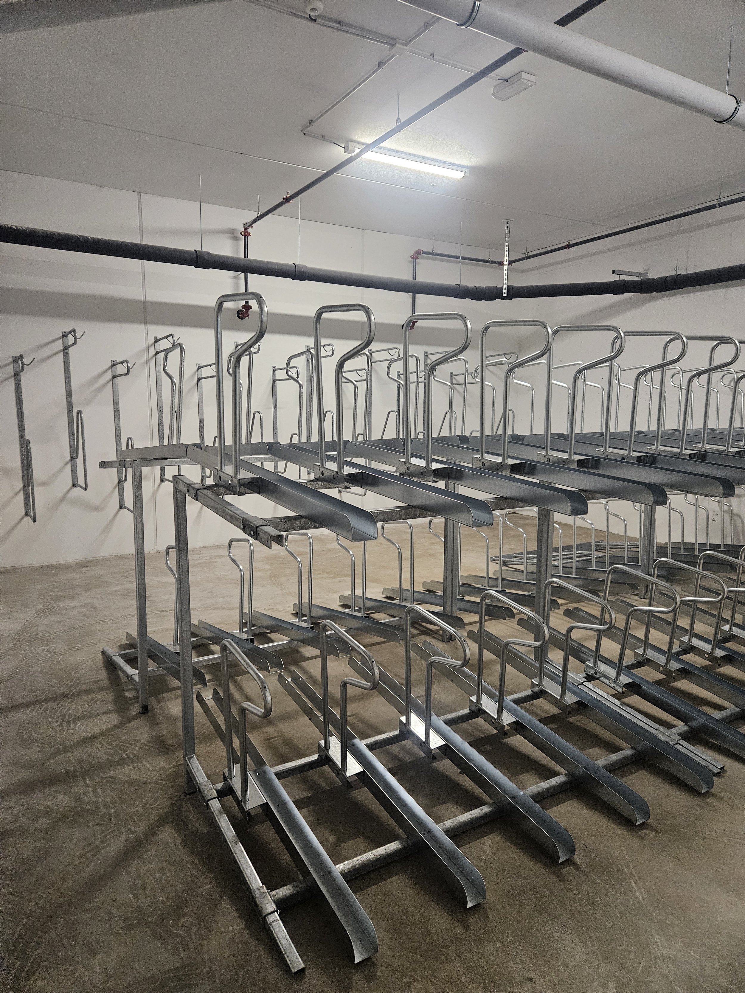 SR 10-2 med vegghengte stativer i bakgrunnen for maksimal utnyttelse av rommet.