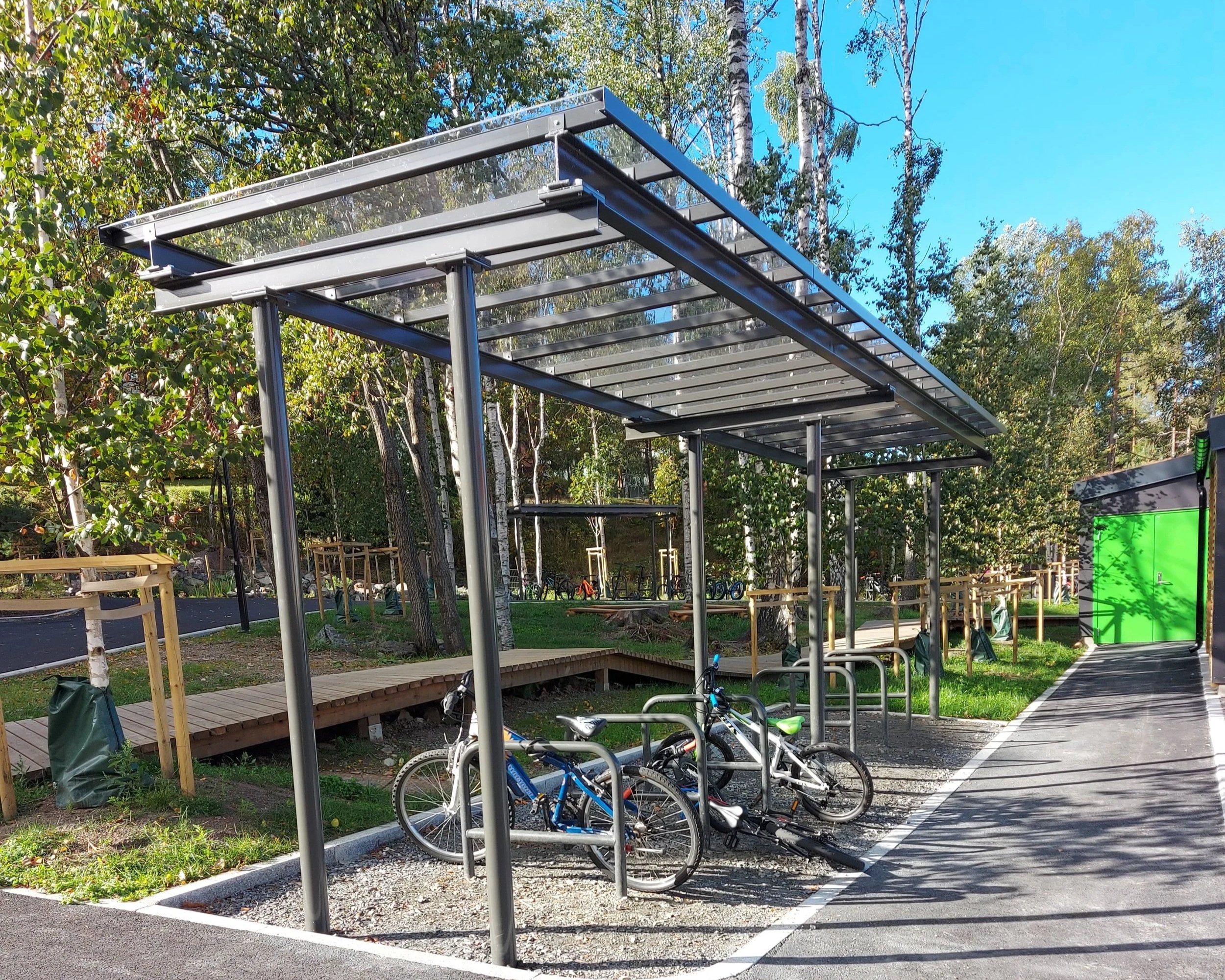 sykketak ved barneskole i oslo som dekker over mange sykler