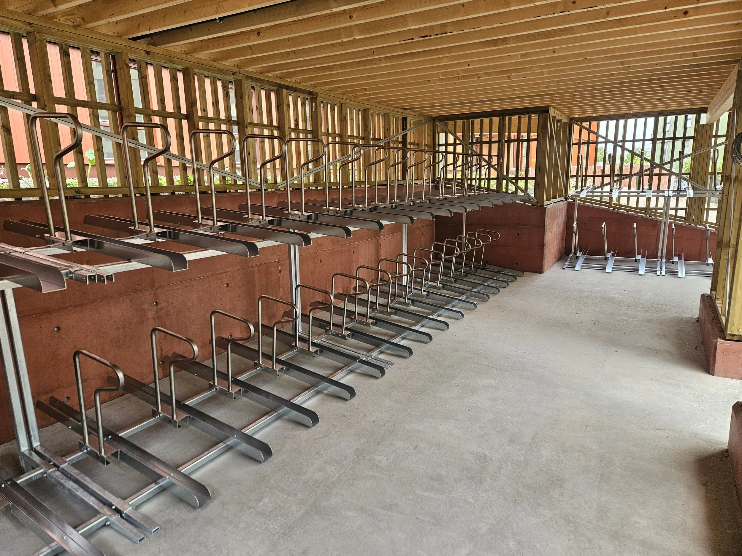 Sykkelstativ i utendørs sykkelskur