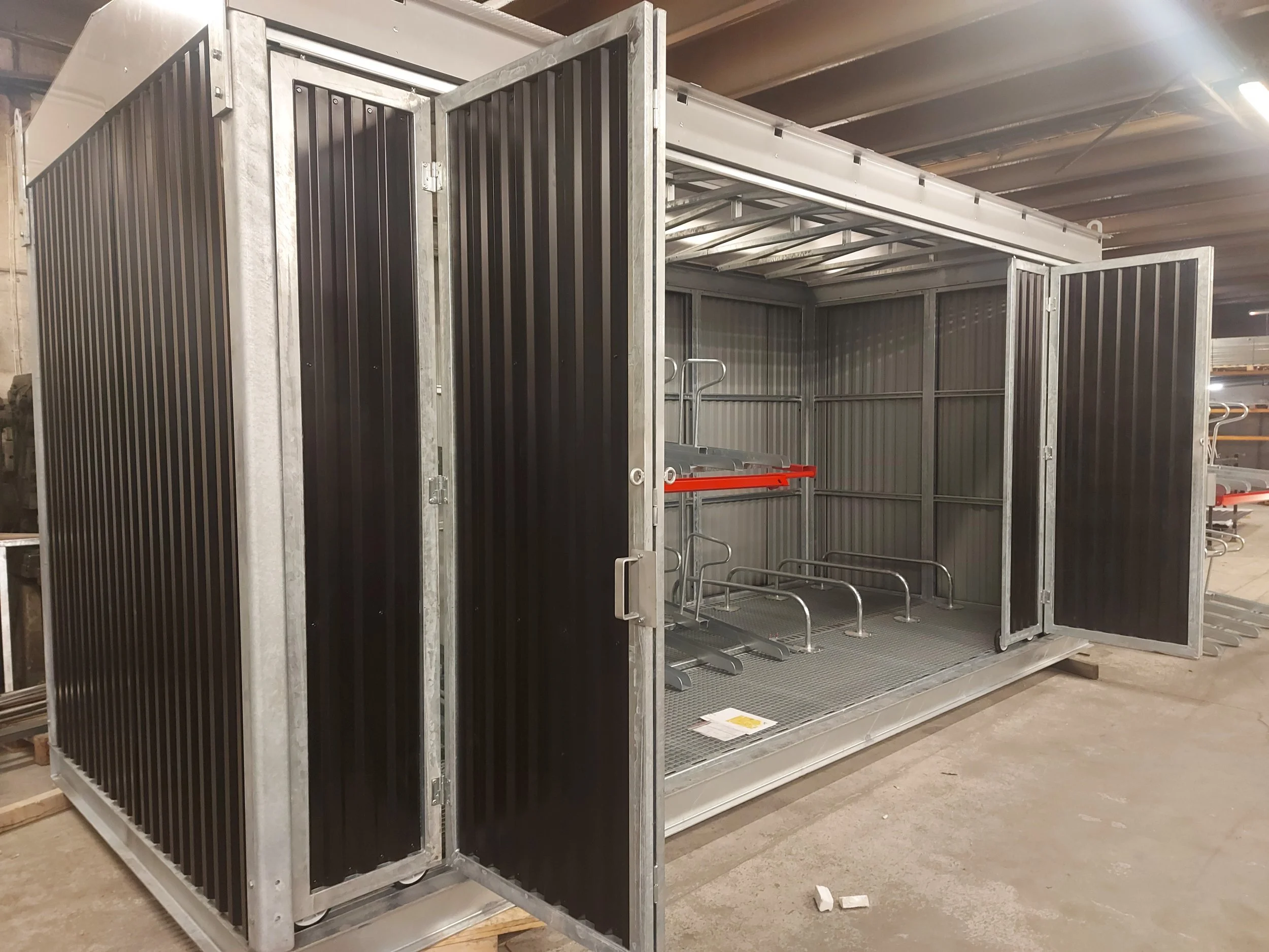 Foldedør på mobilt sykkelskur