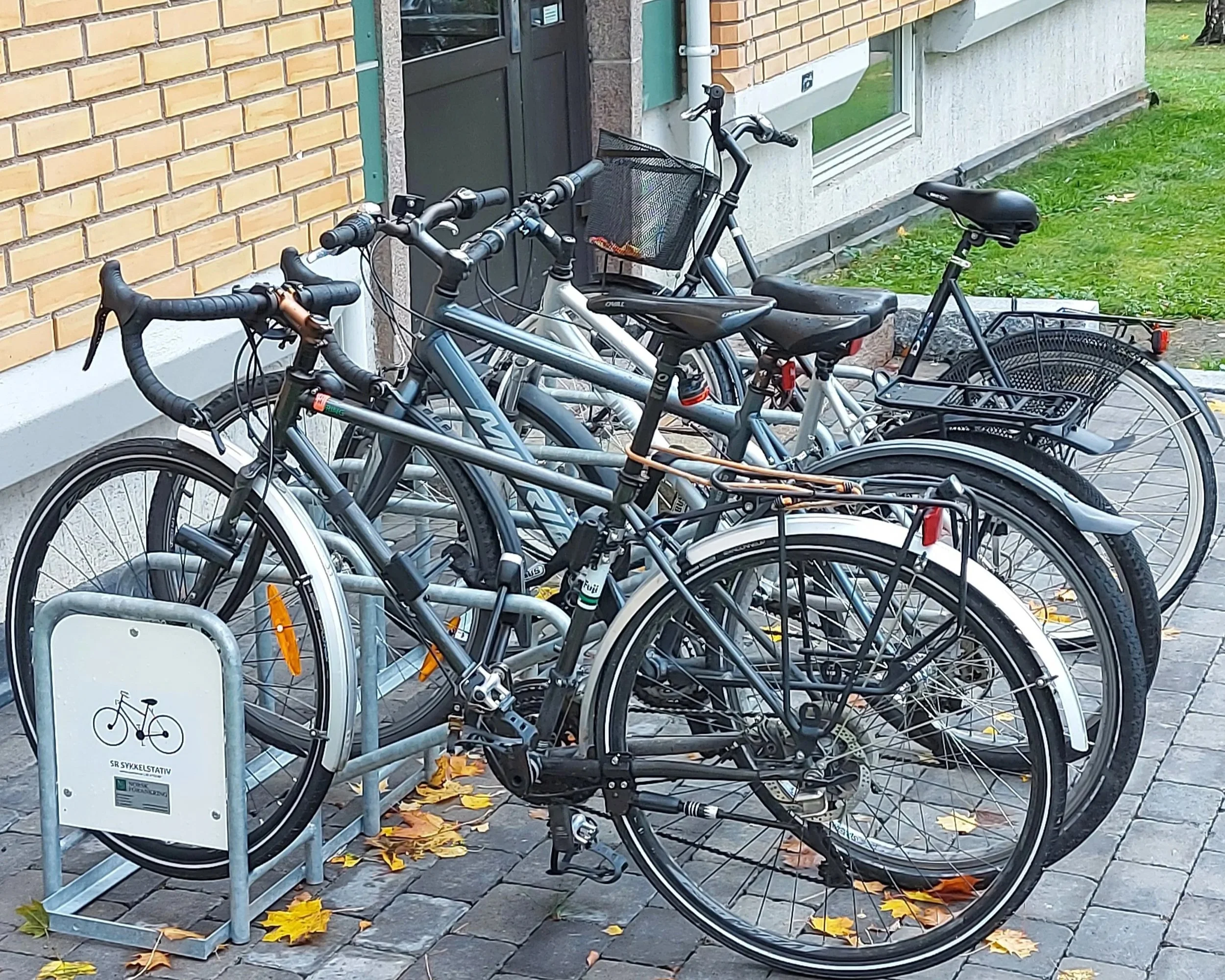 sykkelstativ plassert i borettslag for hendig bruk