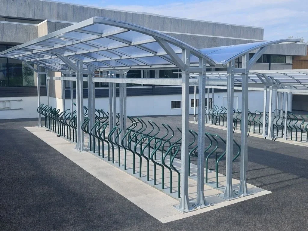 sykkeltak plassert ved idretthall