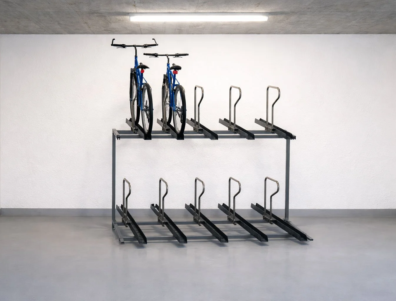 det ideelle sykkelstativet for innendør sykkelparkering i kjeller med nok takhøyde