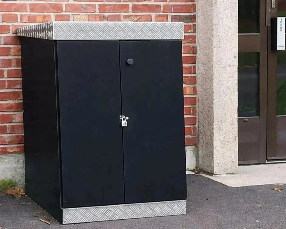 garasje for barnevogn plassert foran inngang i borettslag