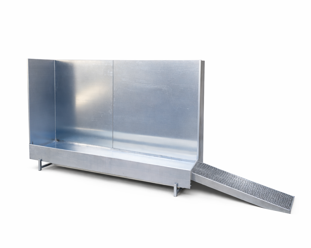 En stor, metallisk badeplattform med avtagbar rampe.